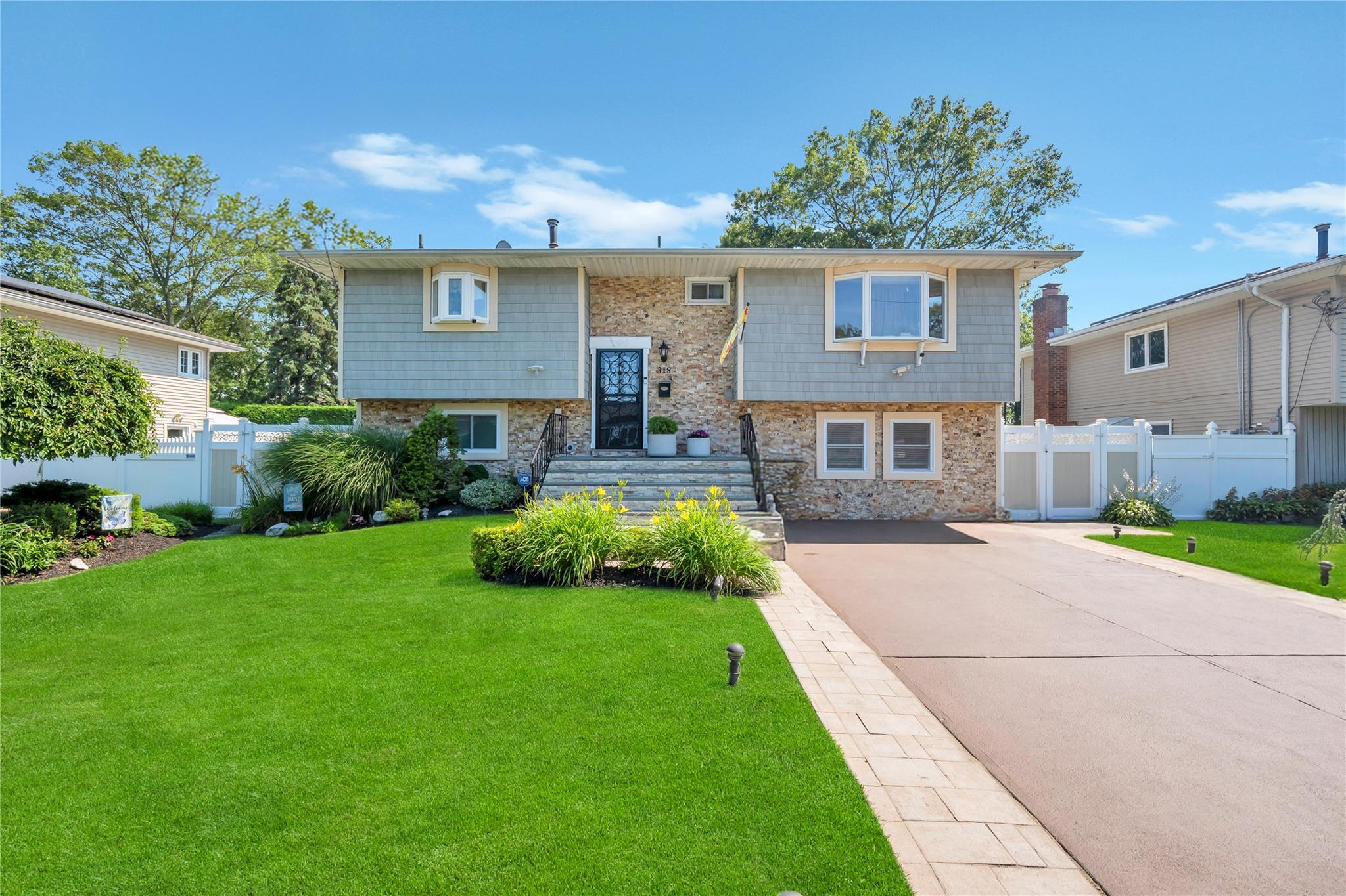 #1 photo, 318 Claremont Avenue, 東長島 West Babylon , NY 11704