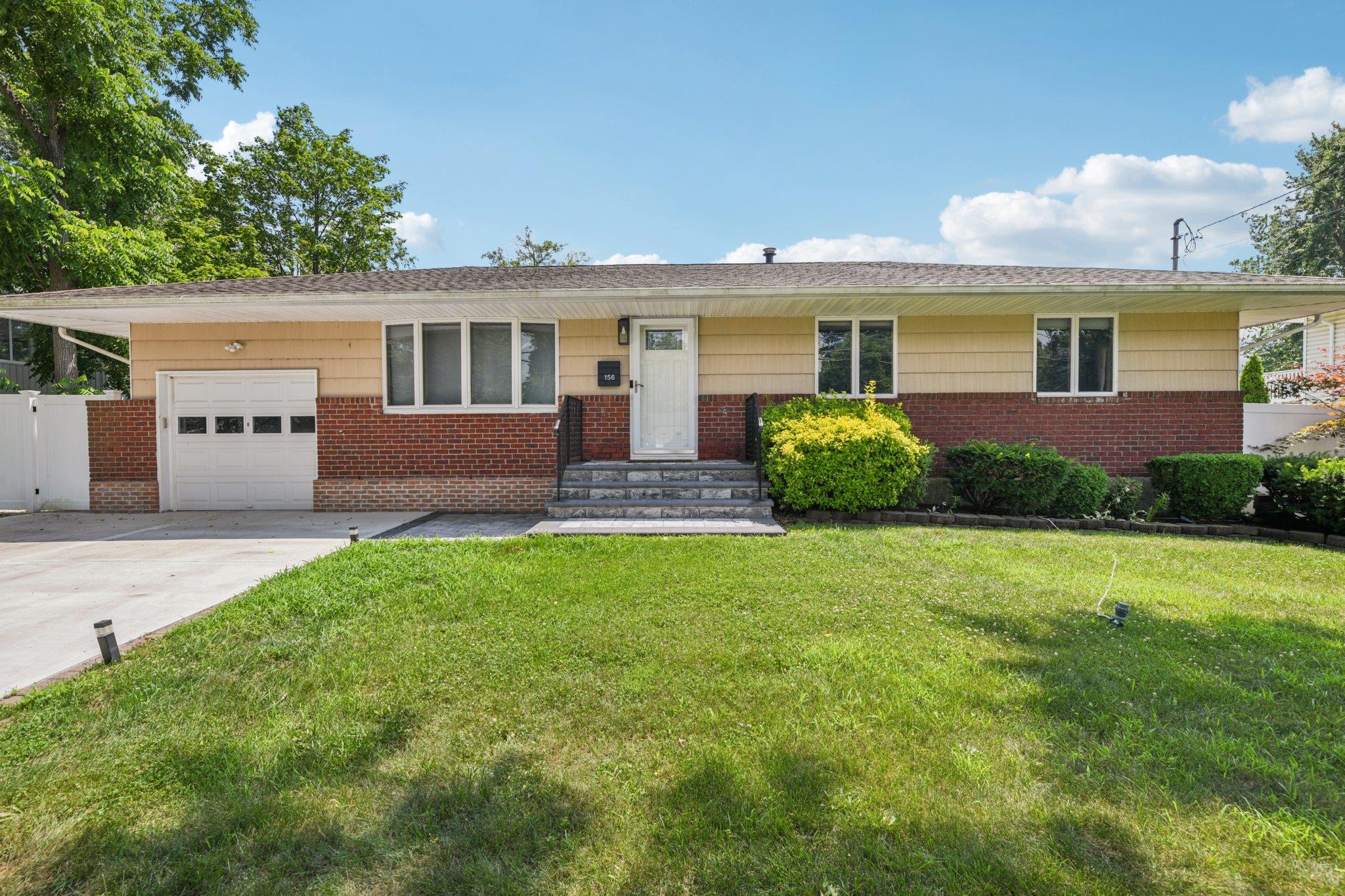 #1 photo, 156 Wicks Road, 東長島 康马克 Commack , NY 11725