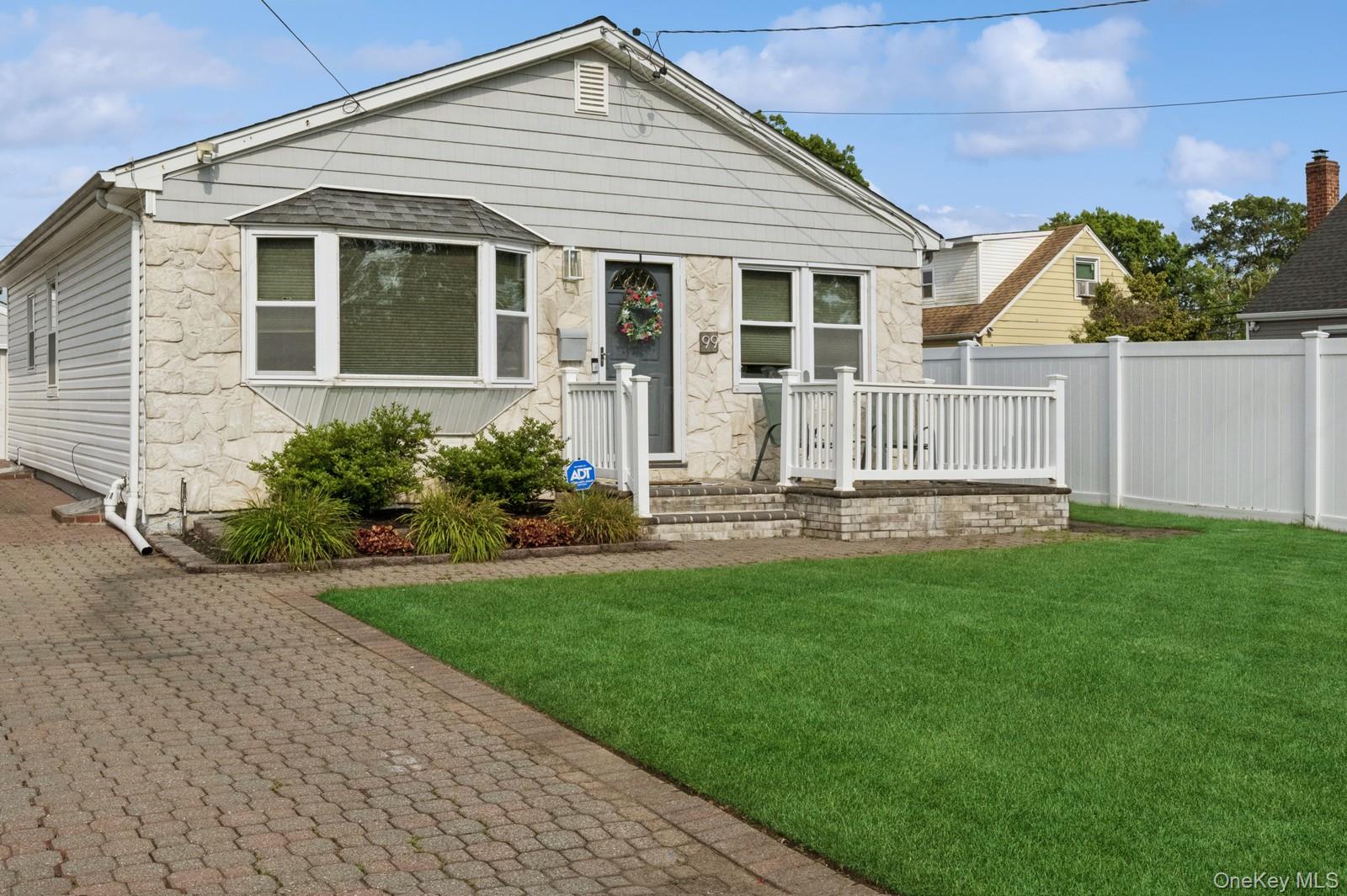 #1 photo, 99 W 12th Street, 東長島 鹿园 Deer Park , NY 11729