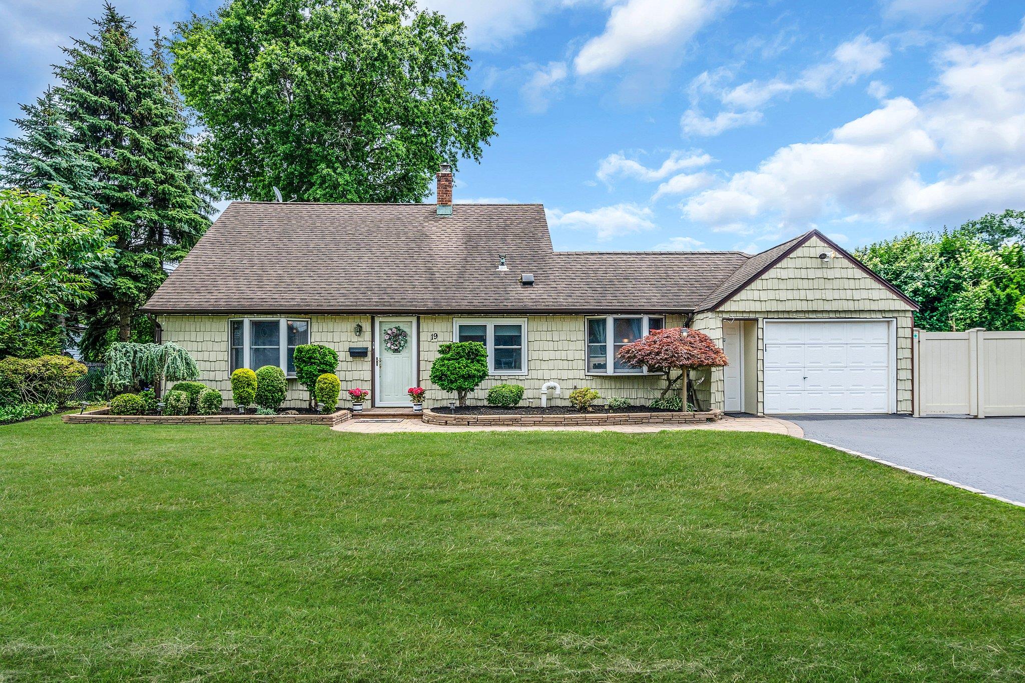 #1 photo, 19 Buttercup Lane, ナッソー郡 Levittown , NY 11756