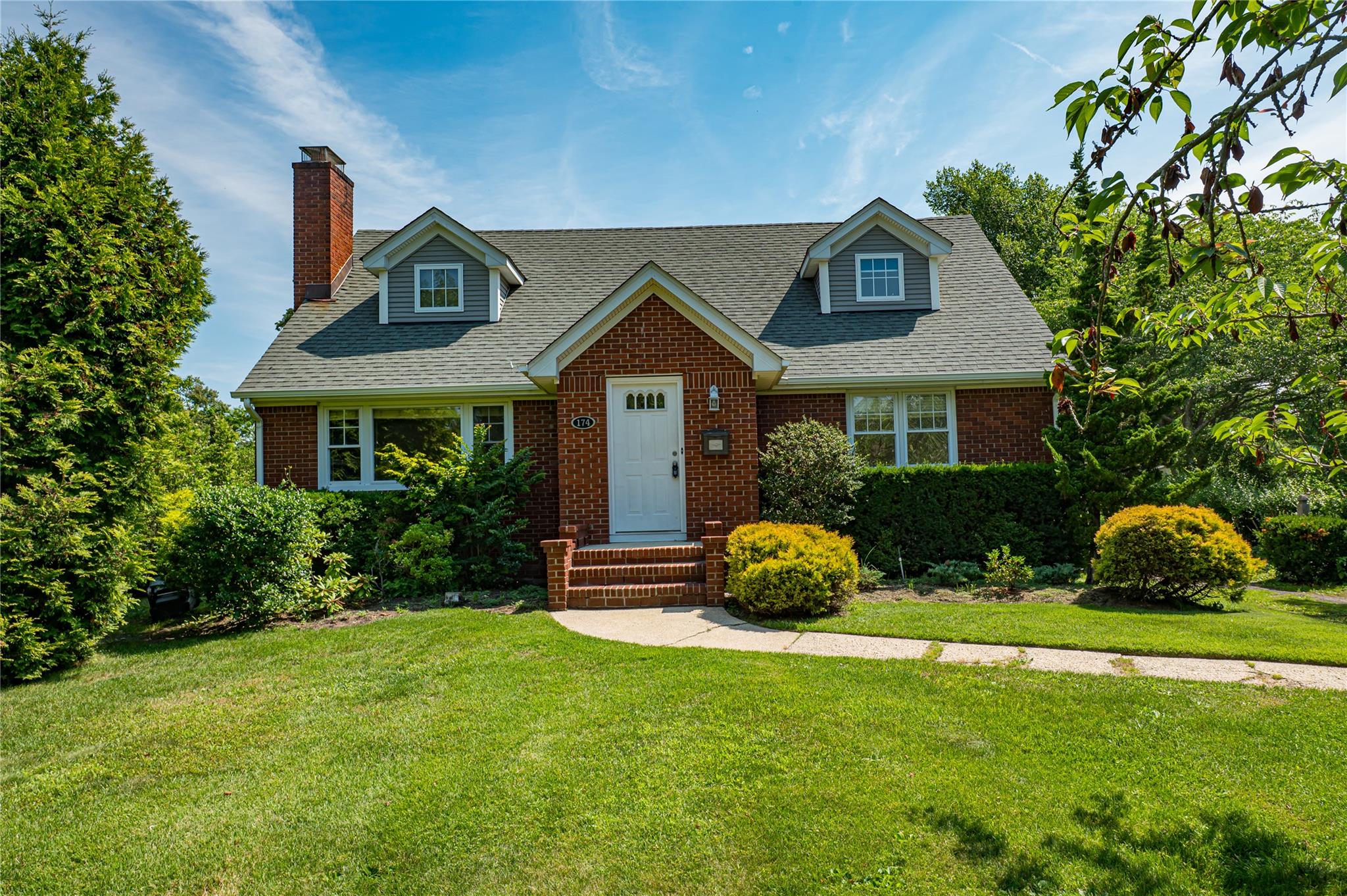 #1 photo, 174 S Windsor Avenue, Brightwaters , NY 11718