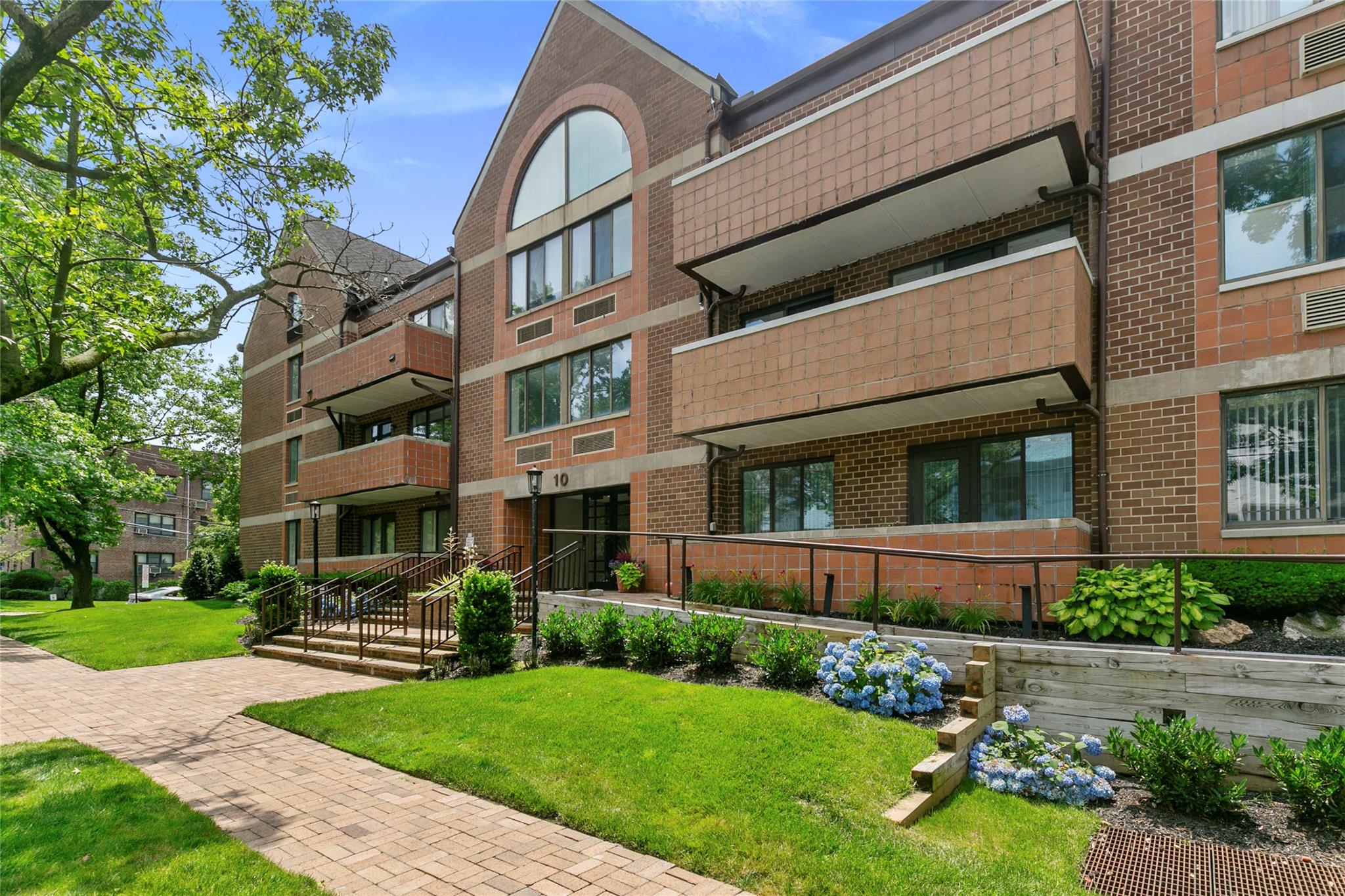 #1 photo, 10 canterbury Road, ناسو Great Neck , NY 11021