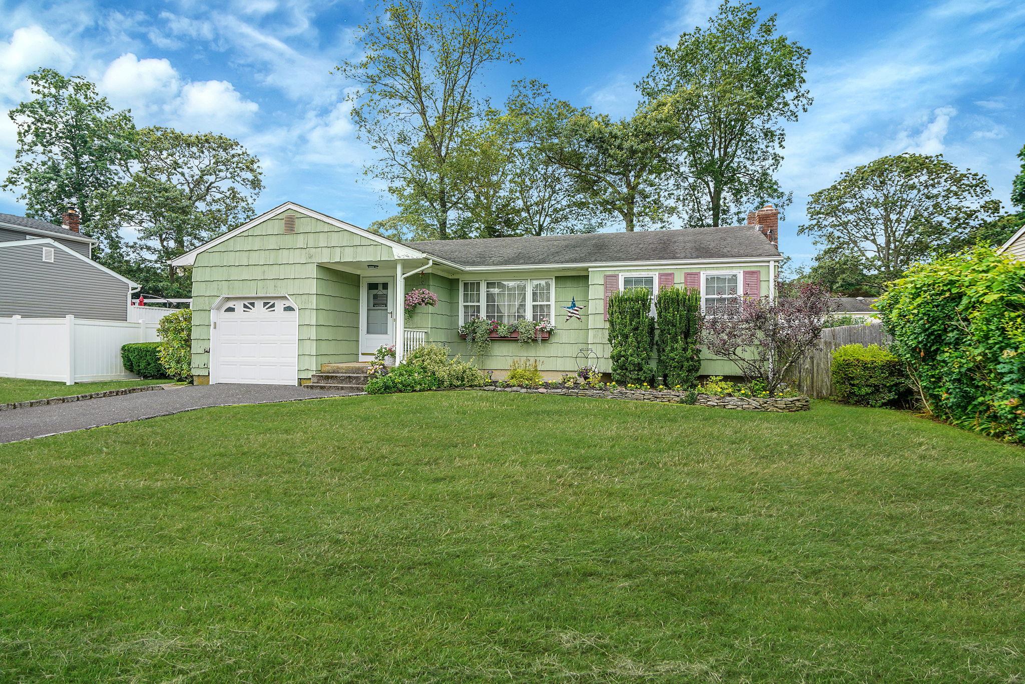 #1 photo, 12 Pine Cone Street, 東長島 Middle Island , NY 11953