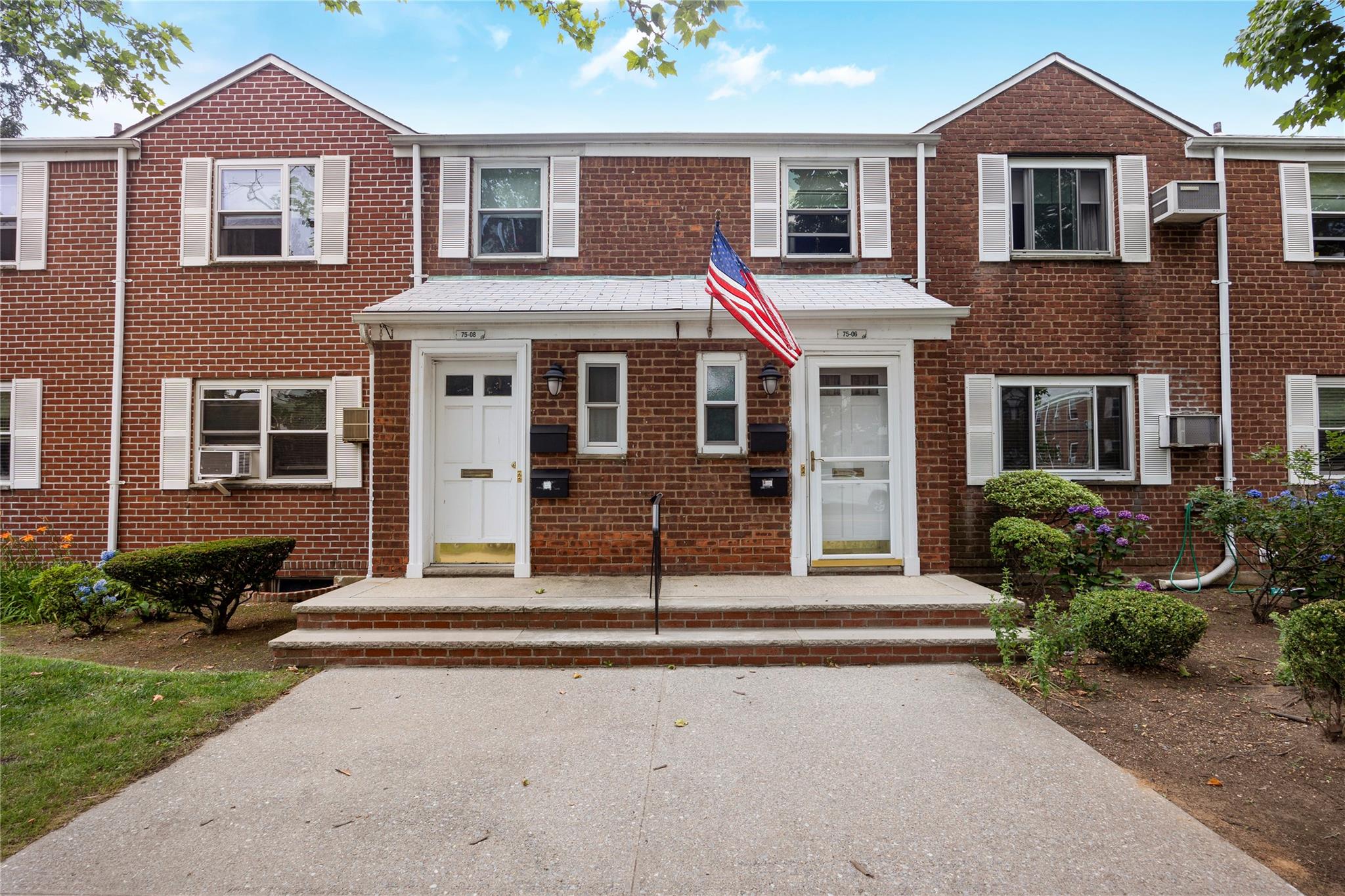 #1 photo, 75-06A 255 Street, Glen Oaks , NY 11004