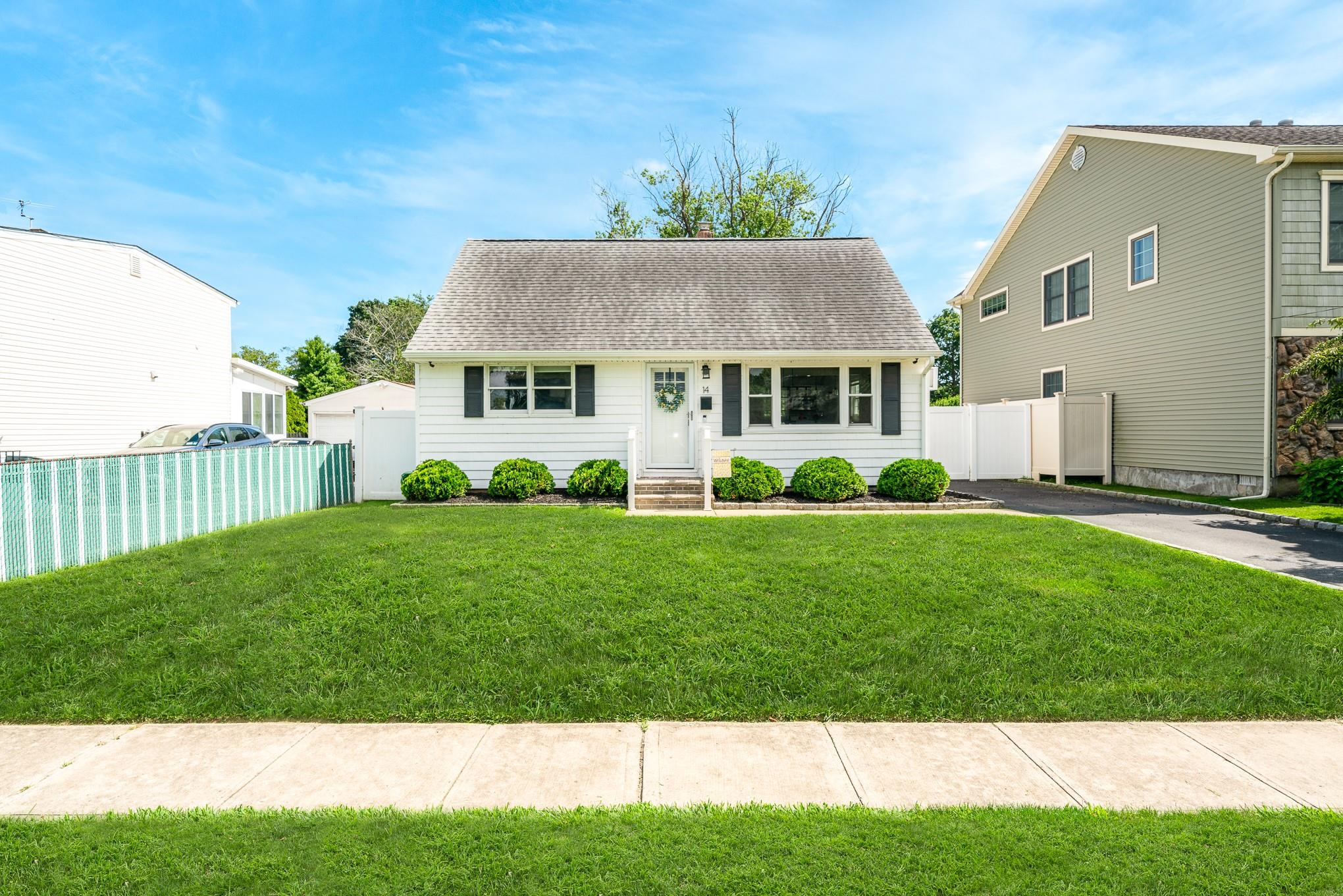 #1 photo, 14 Crocus Court, 東長島 West Babylon , NY 11704