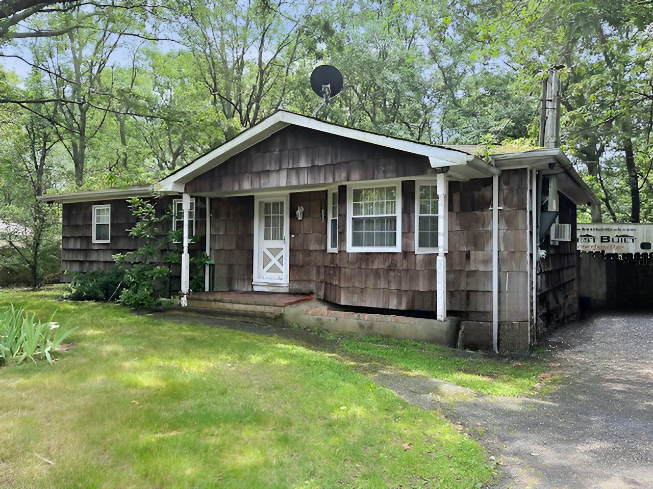 #1 photo, 358 S Service Road, 東長島 Center Moriches , NY 11934