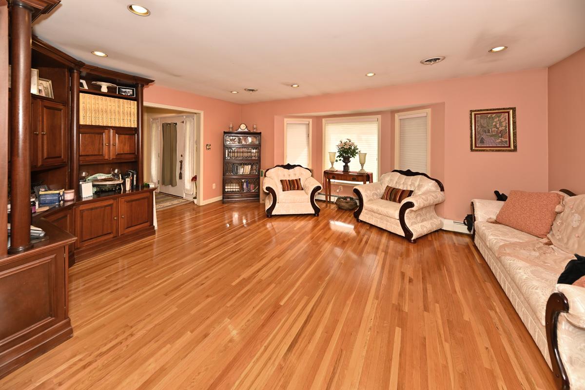 #10 photo, 17 E Stemmer Lane, Suffern , NY 10901