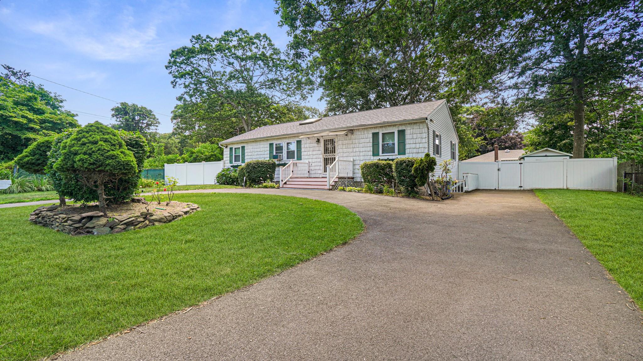 #1 photo, 70 Wilson Avenue, 東長島 Mastic Beach , NY 11951