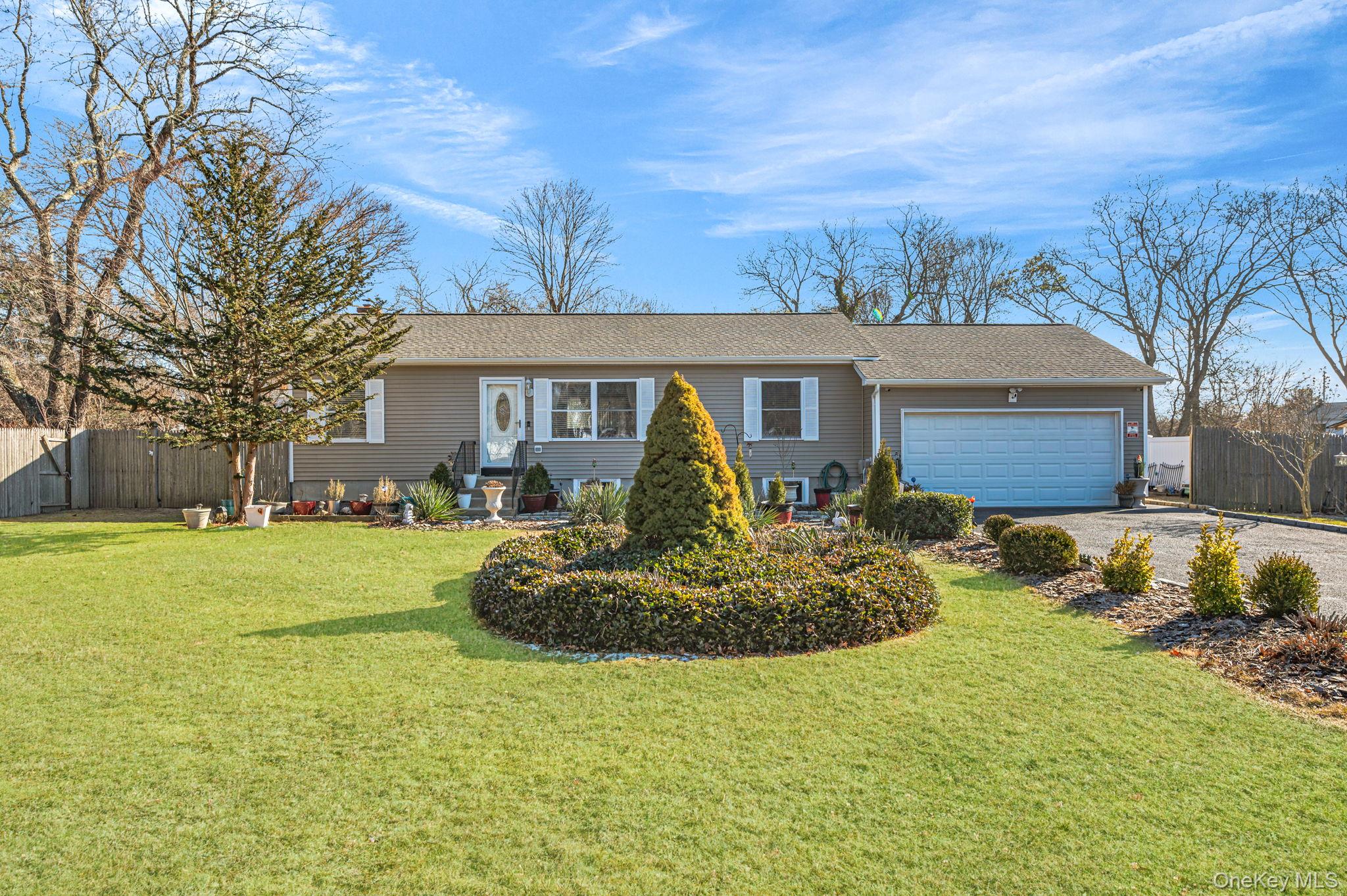 #1 photo, 32 Ralph Avenue, 東長島 Brentwood , NY 11717