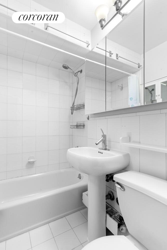 #13 photo, 301 E 22ND Street, マンハッタン Gramercy Park , NY 10010