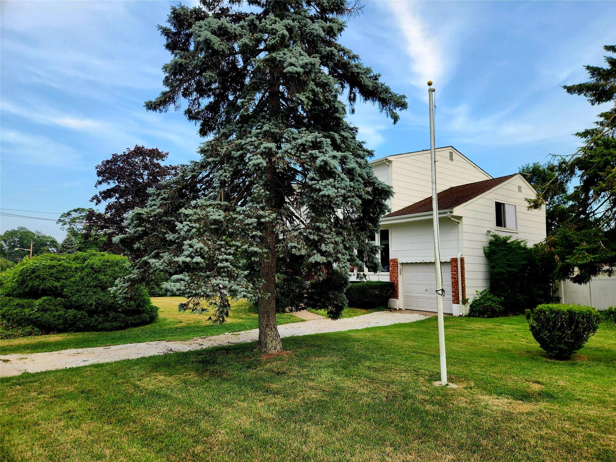 #3 photo, 14 Brian Drive, سوفولك East Islip , NY 11730