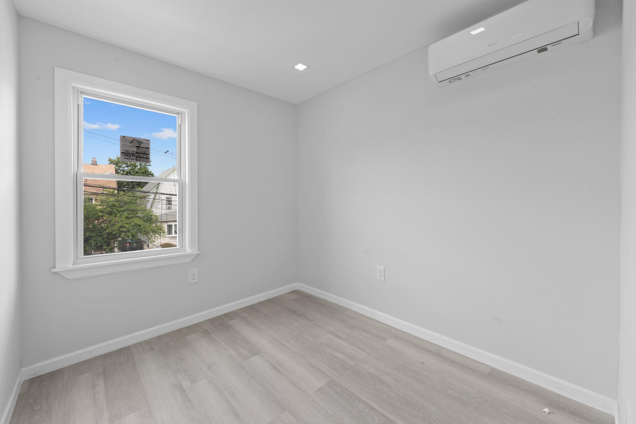 #9 photo, 19432 113th Road, クイーンズ区 Hollis , NY 11412