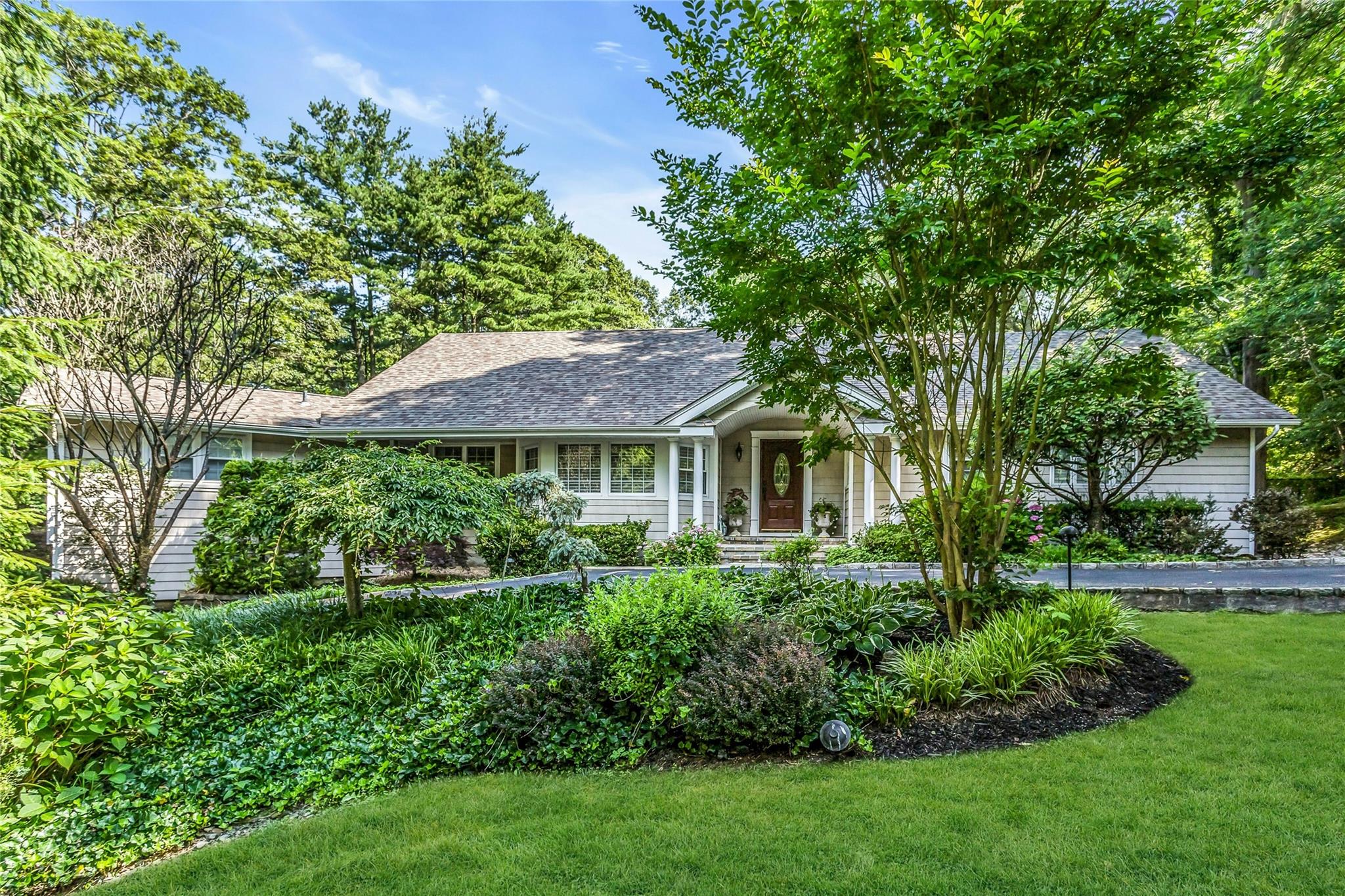 #1 photo, 31 Stonywell Court, Dix Hills , NY 11746