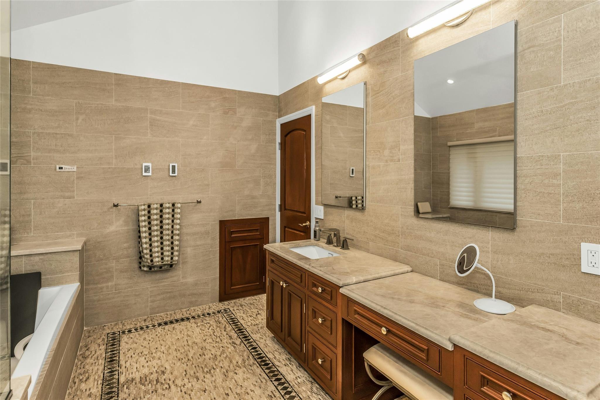 #12 photo, 31 Stonywell Court, Dix Hills , NY 11746