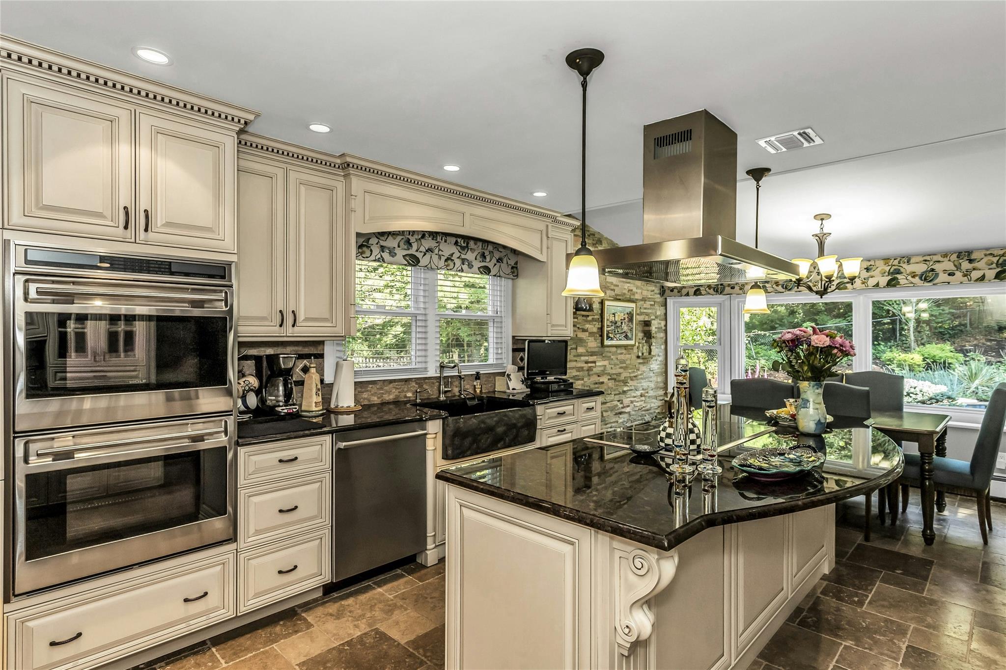 #4 photo, 31 Stonywell Court, Dix Hills , NY 11746