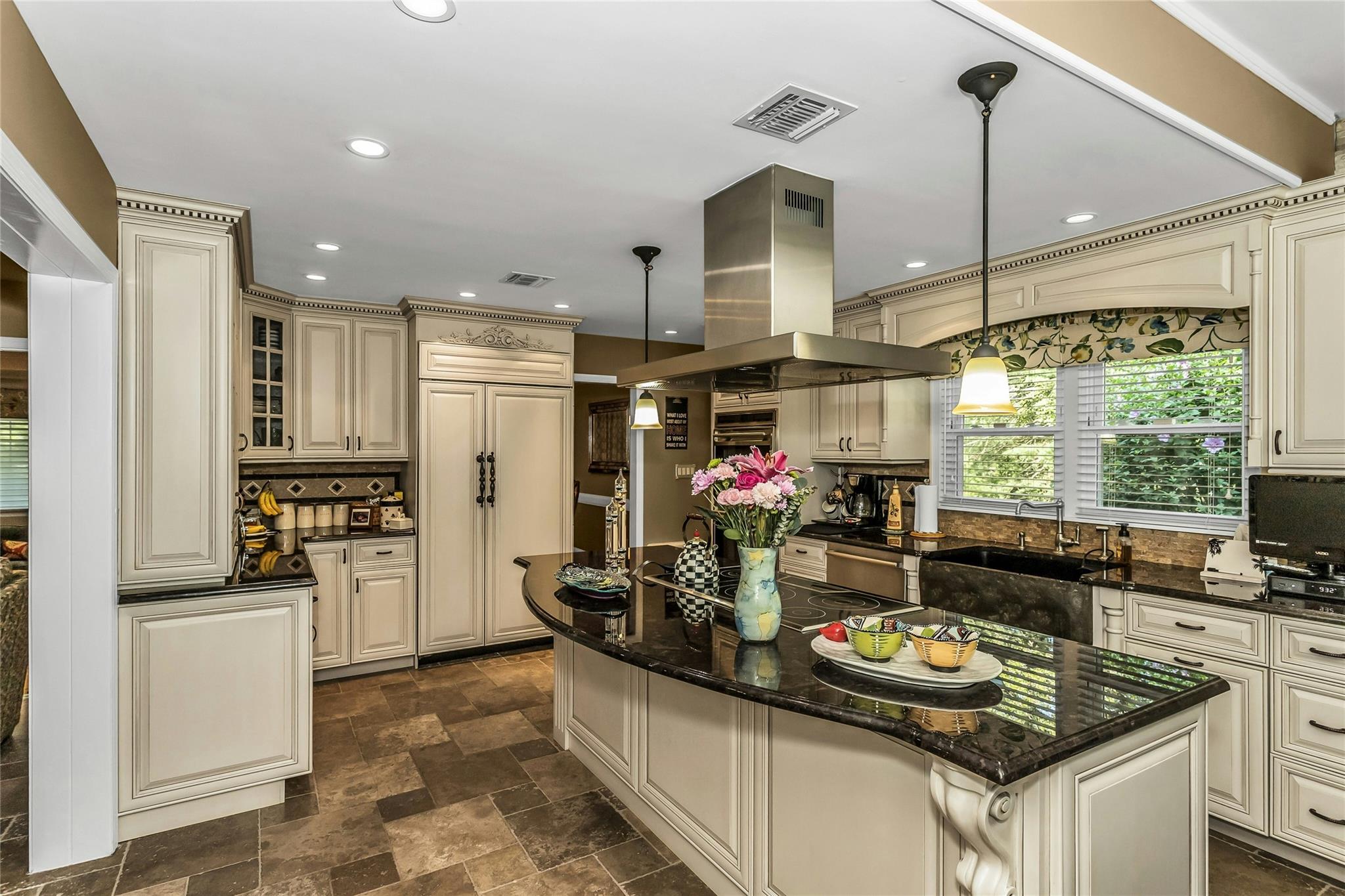 #5 photo, 31 Stonywell Court, Dix Hills , NY 11746