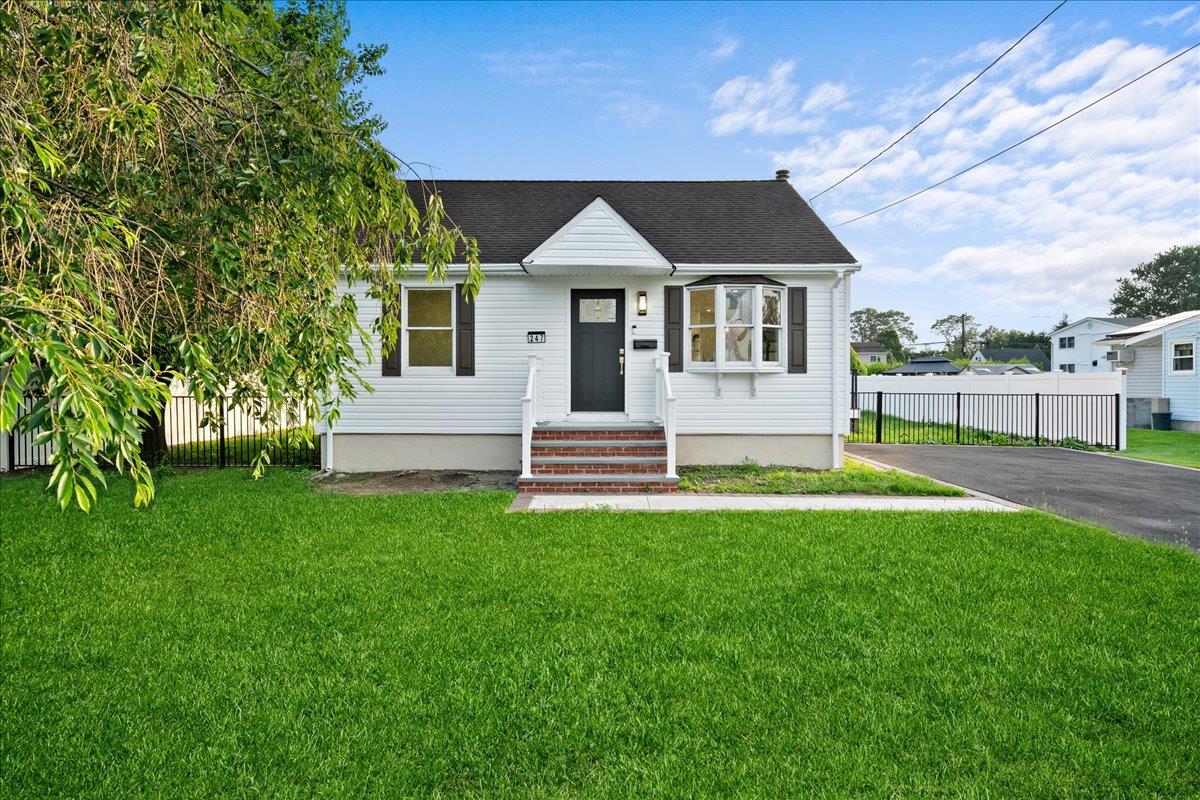 #1 photo, 247 N Greene Avenue, サフォーク郡 Lindenhurst , NY 11757