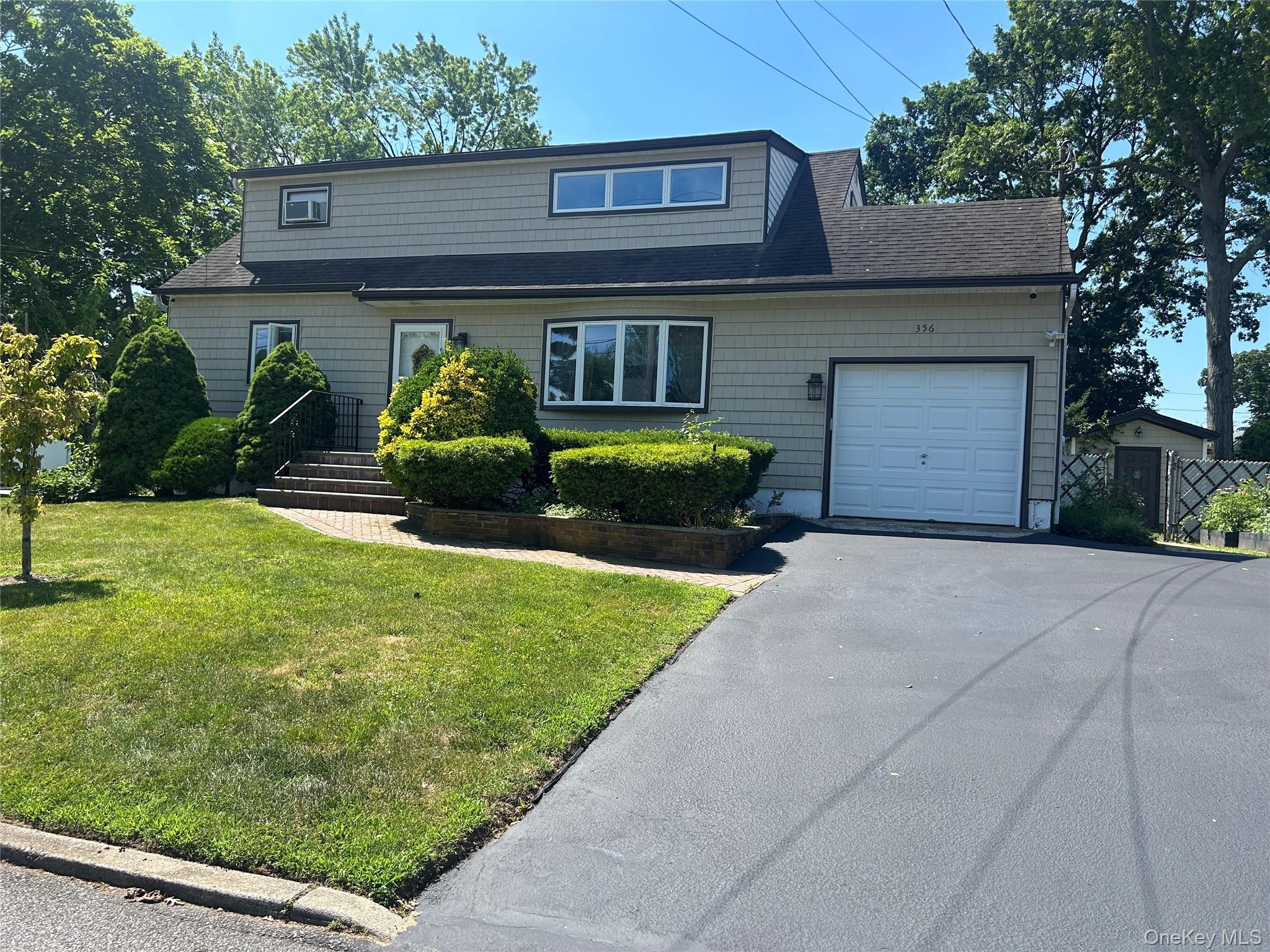 #1 photo, 356 Montgomery Avenue, 東長島 West Babylon , NY 11704