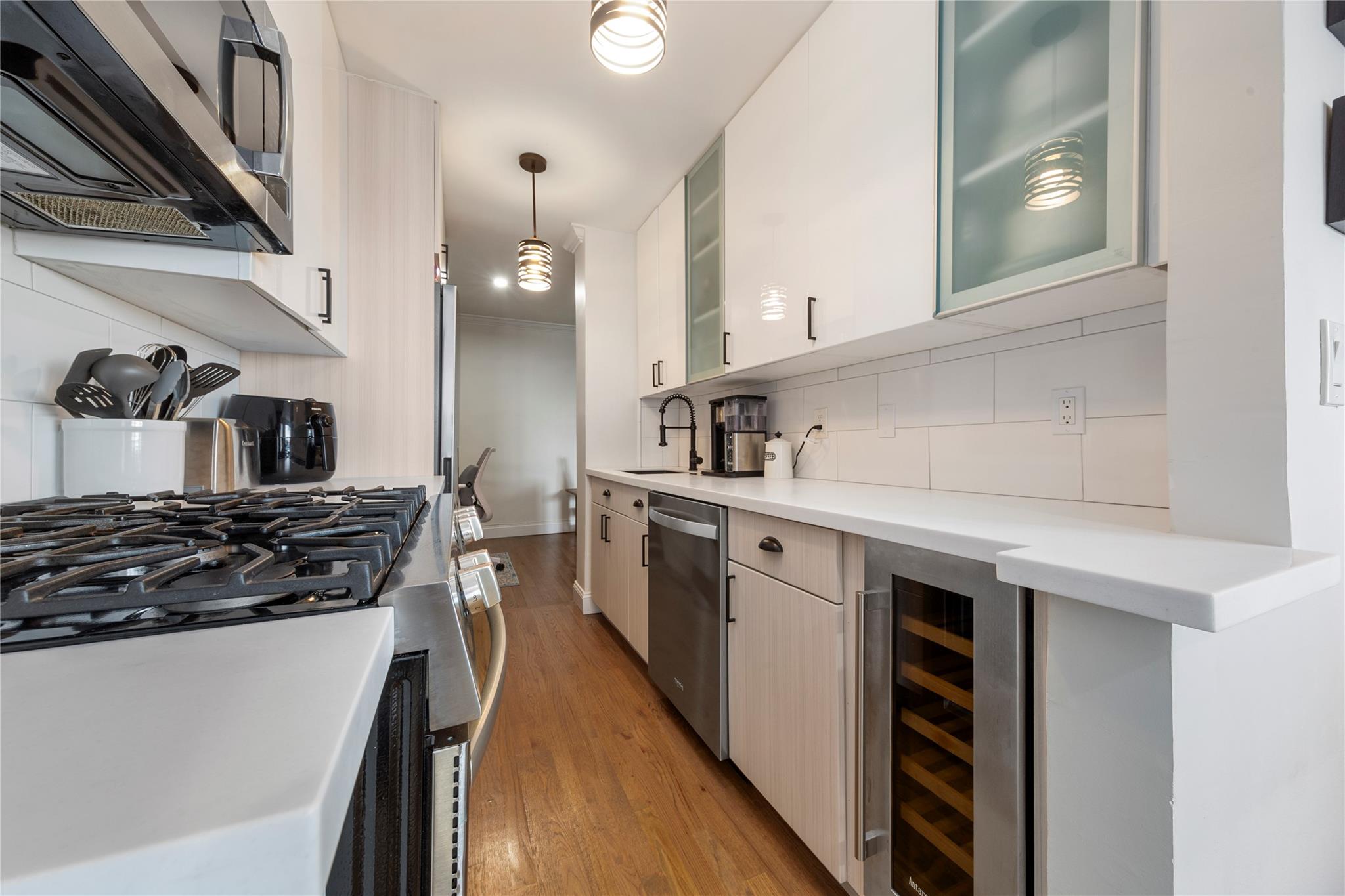 #1 photo, 6 Birchwood Court, Mineola , NY 11501