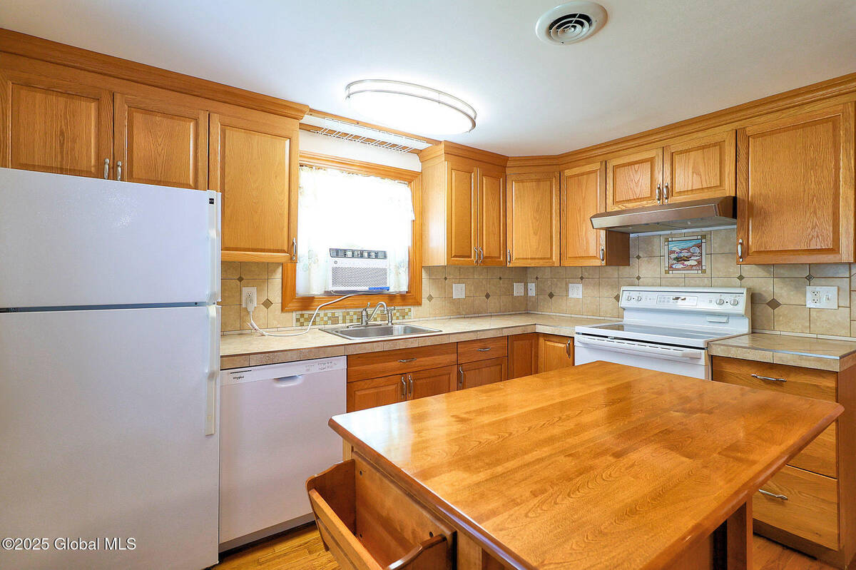 #13 photo, 22 Schaffer Drive, Colonie , NY 12047