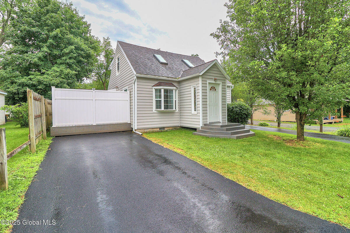 #2 photo, 22 Schaffer Drive, Colonie , NY 12047