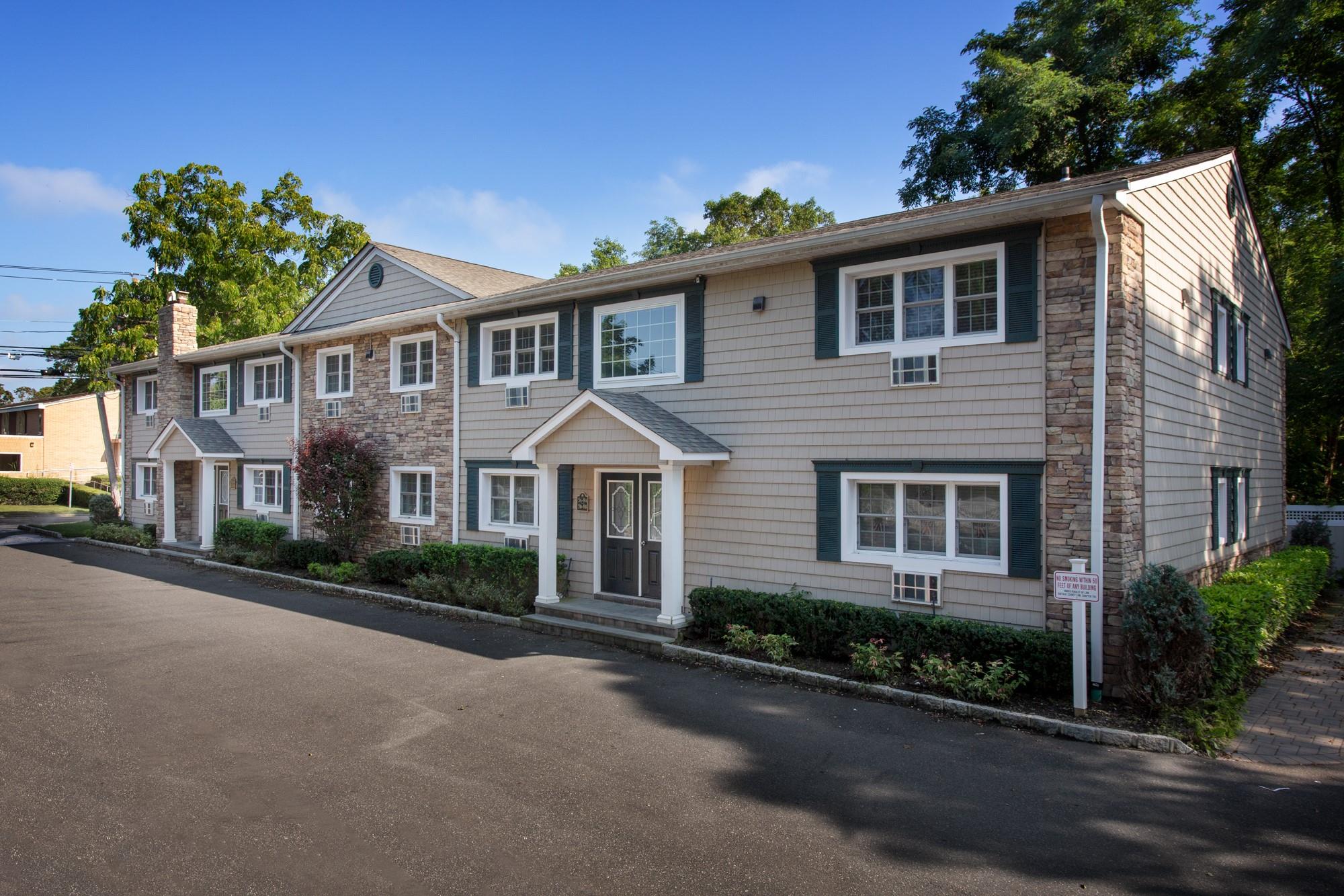 #1 photo, 118 Carleton Avenue, 東長島 艾斯利普 Islip Terrace , NY 11752