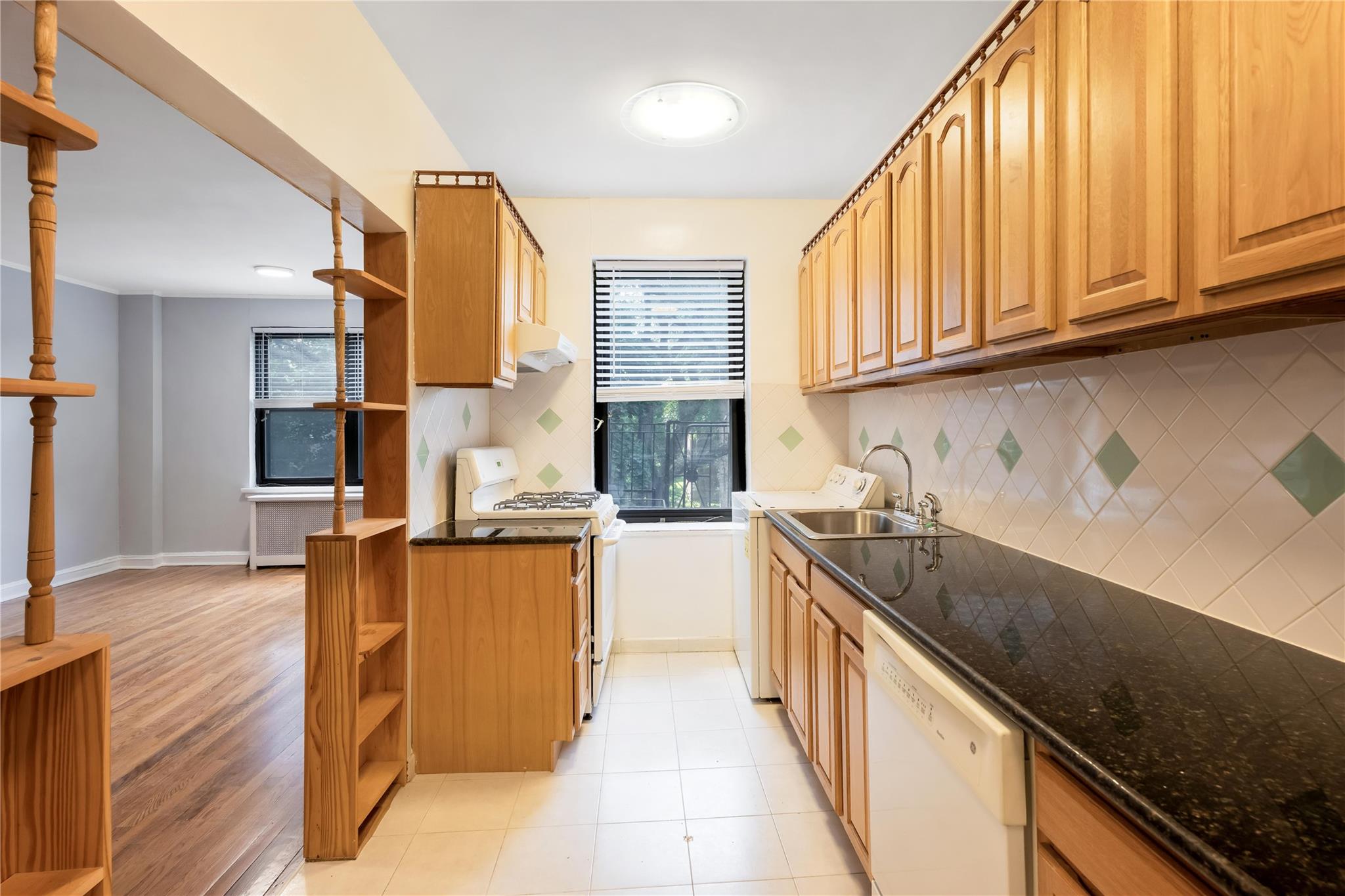 #2 photo, 76-12 Ditmars Boulevard, クイーンズ区 Flushing , NY 11370