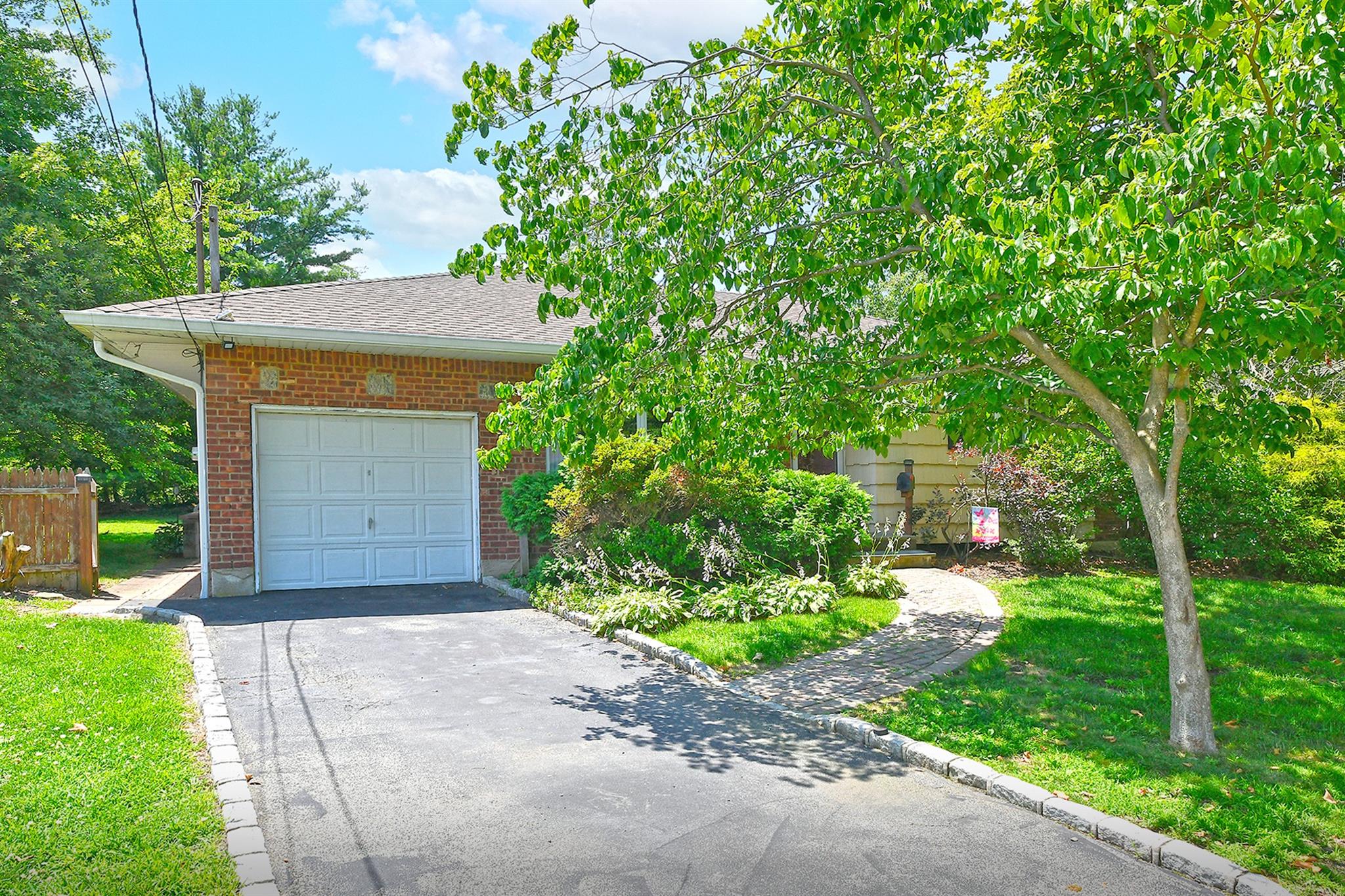 #1 photo, 10 Emily Court, サフォーク郡 Greenlawn , NY 11740