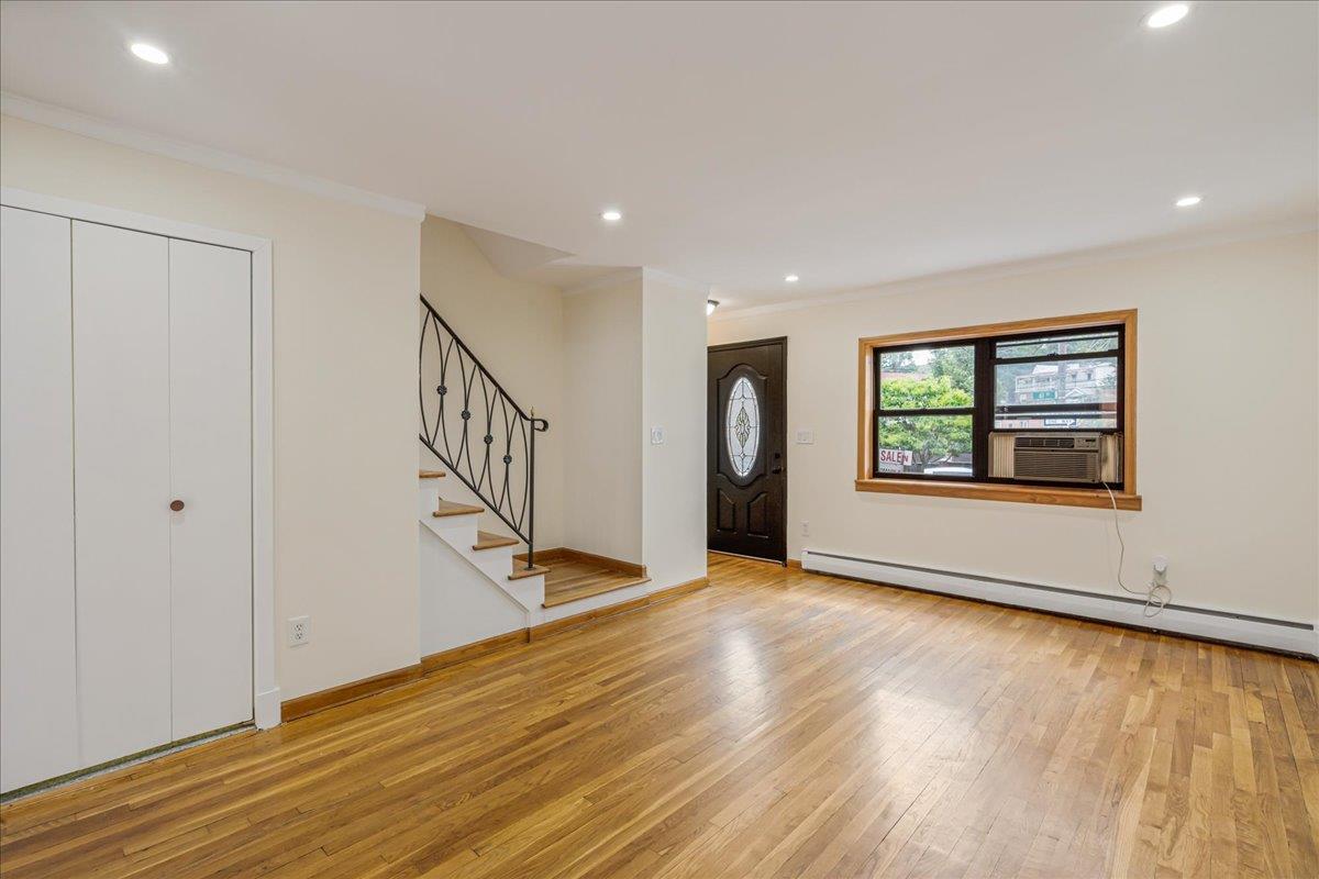 #2 photo, 53-26 61st Street, كوينز Maspeth , NY 11378