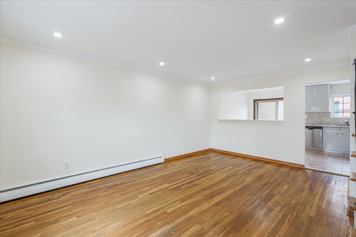 #4 photo, 53-26 61st Street, كوينز Maspeth , NY 11378