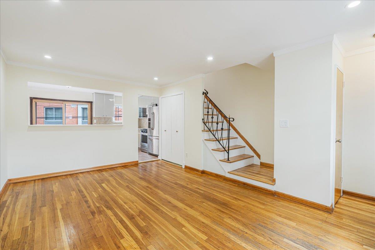 #5 photo, 53-26 61st Street, كوينز Maspeth , NY 11378