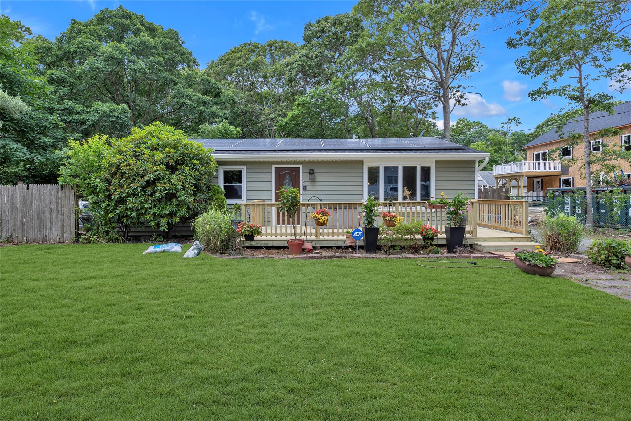 #1 photo, 28 Van Buren Street, サフォーク郡 Mastic , NY 11950