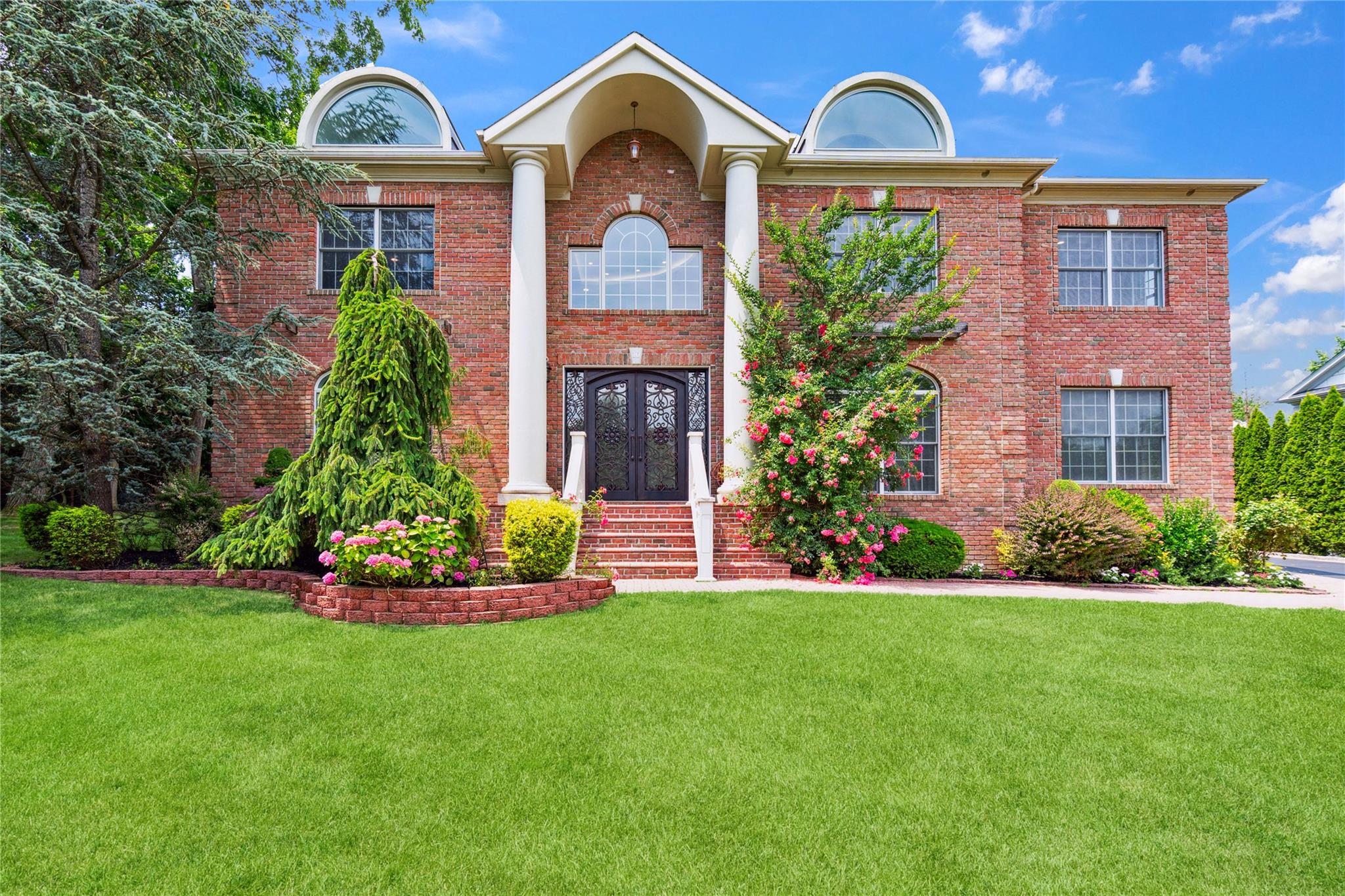 #1 photo, 10 Roseanne Drive, North Hills , NY 11576