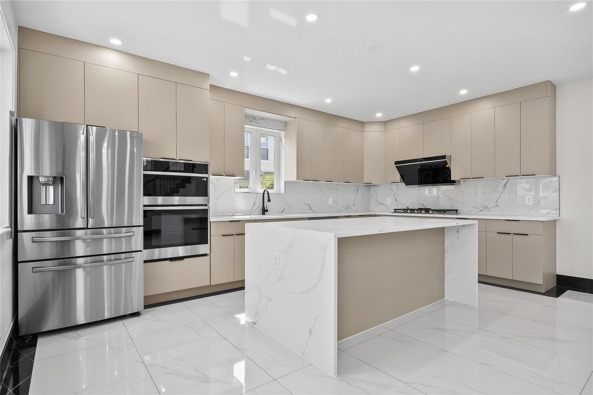 #3 photo, 20222 45th Drive, كوينز Bayside , NY 11361