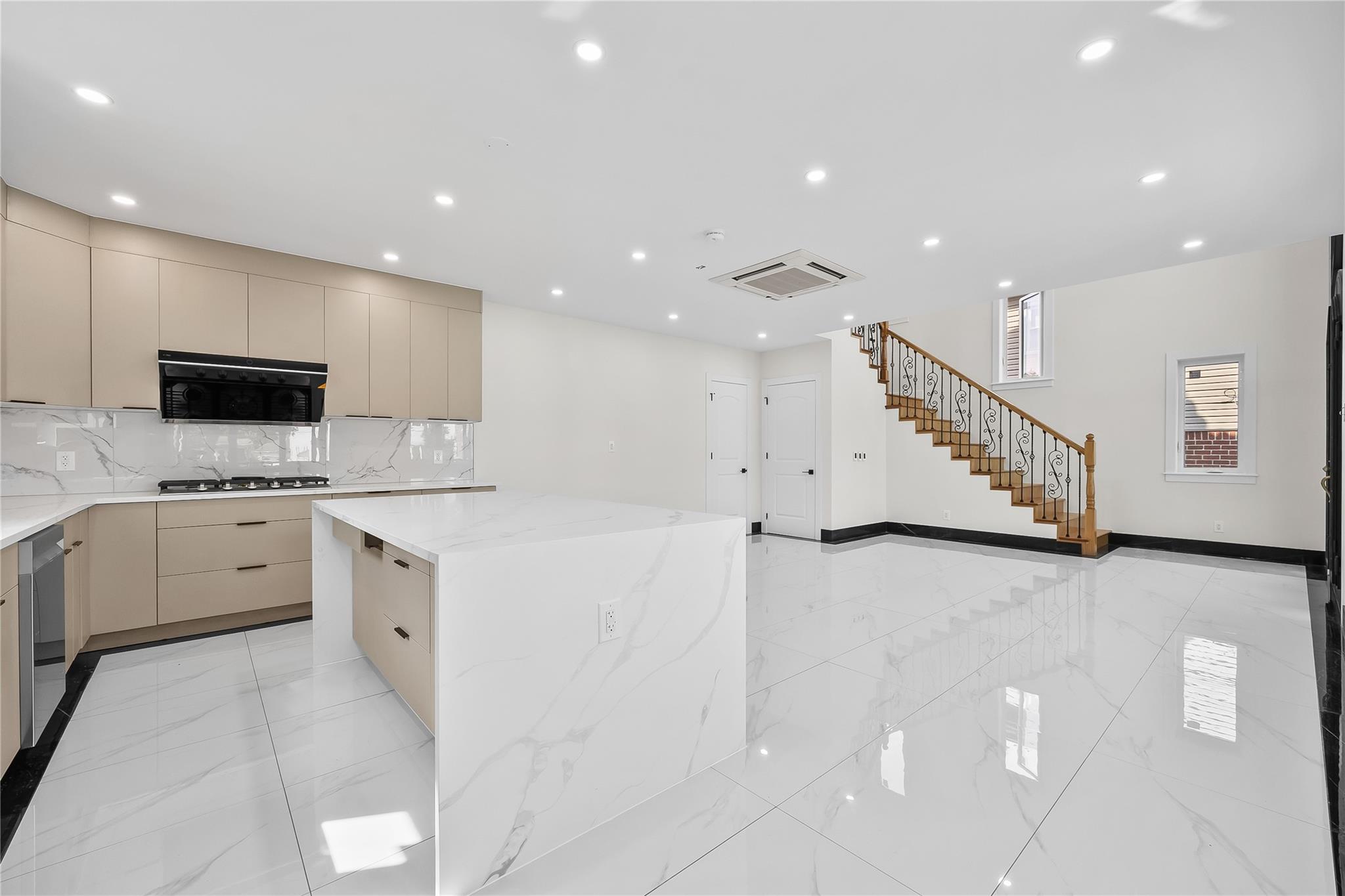 #4 photo, 20222 45th Drive, كوينز Bayside , NY 11361