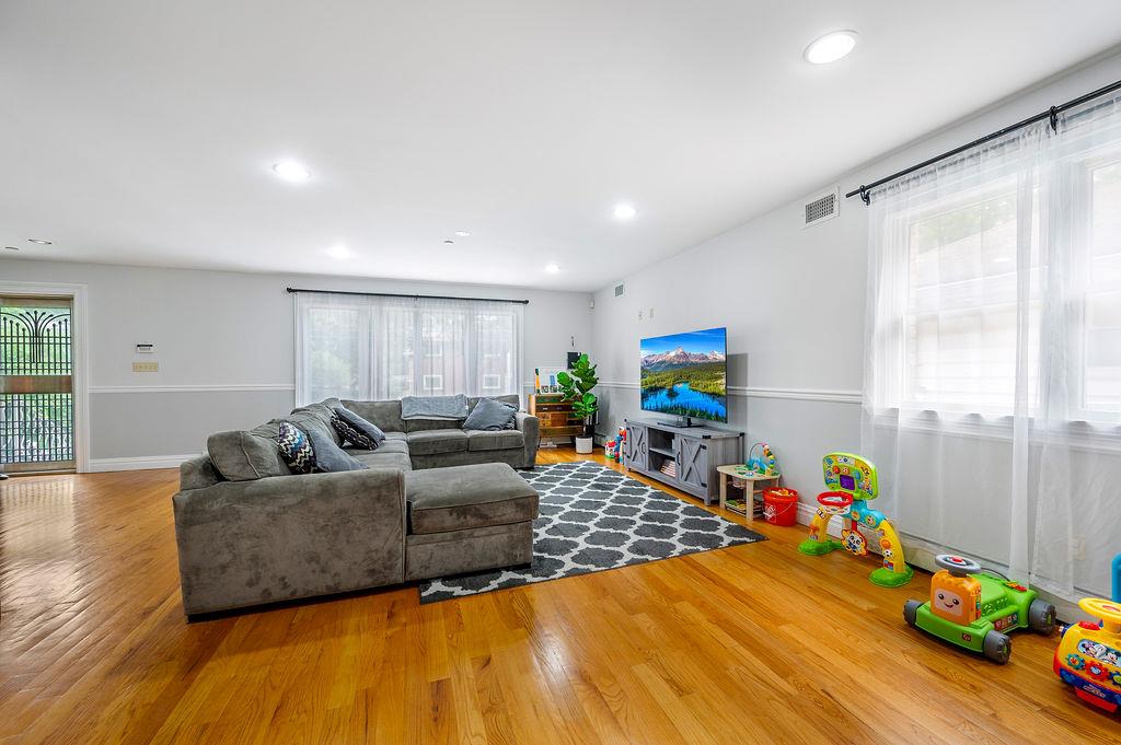 #3 photo, 253-12 58 Avenue, Little Neck , NY 11362