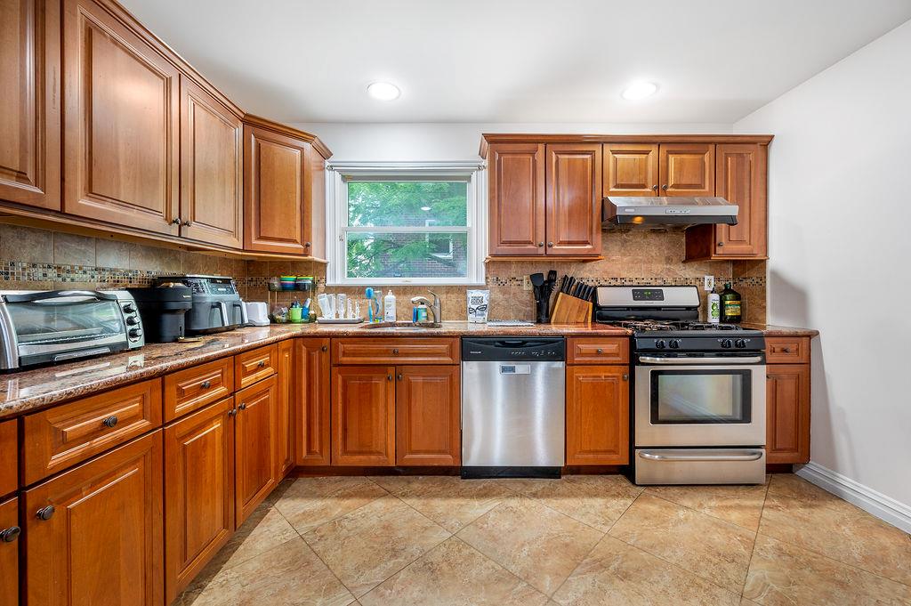 #5 photo, 253-12 58 Avenue, Little Neck , NY 11362