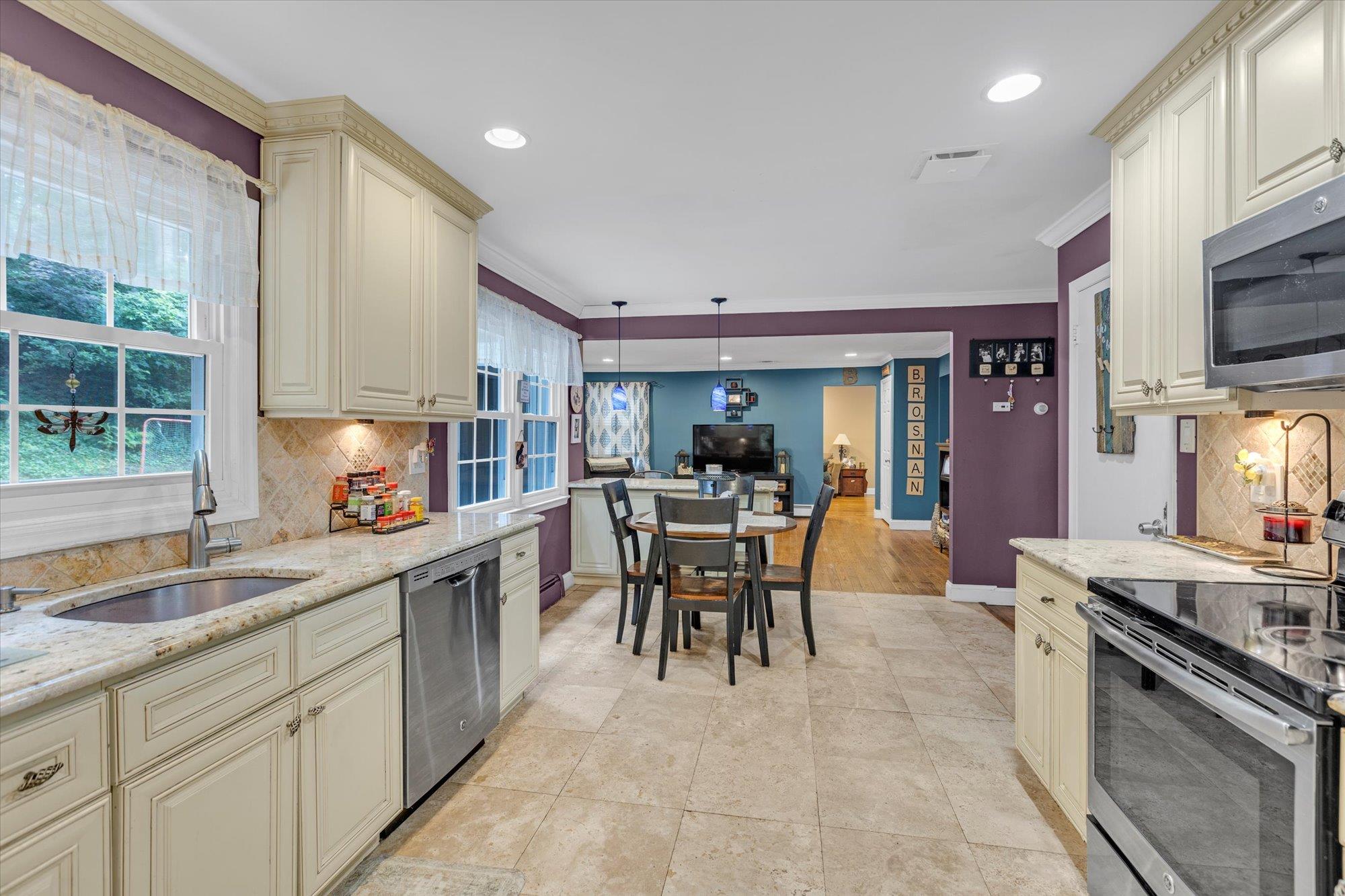 #1 photo, 31A Nevinwood Place, 東長島 亨廷顿站 Huntington Station , NY 11746