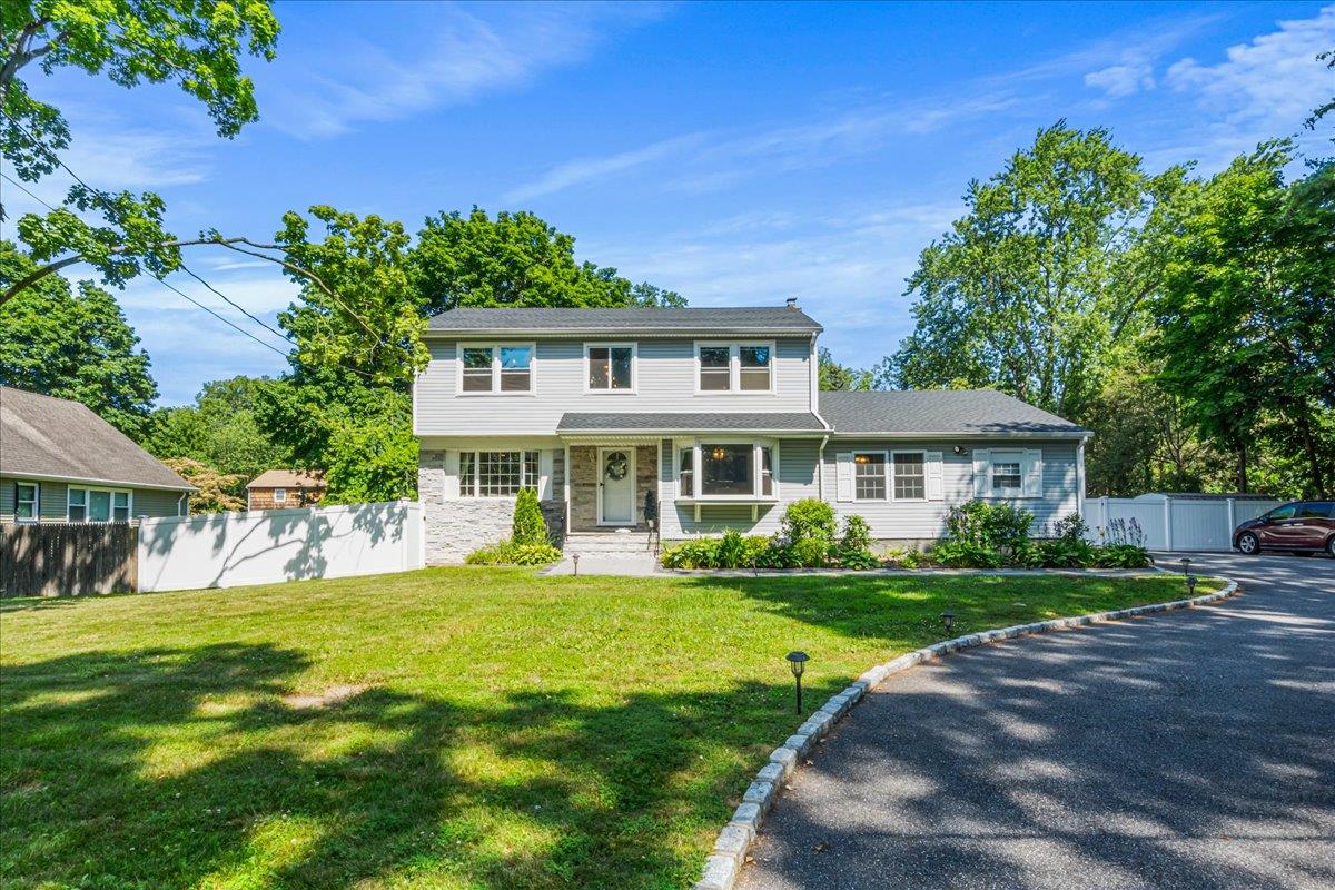 #1 photo, 303 Maplewood Road, سوفولك Huntington Station , NY 11746