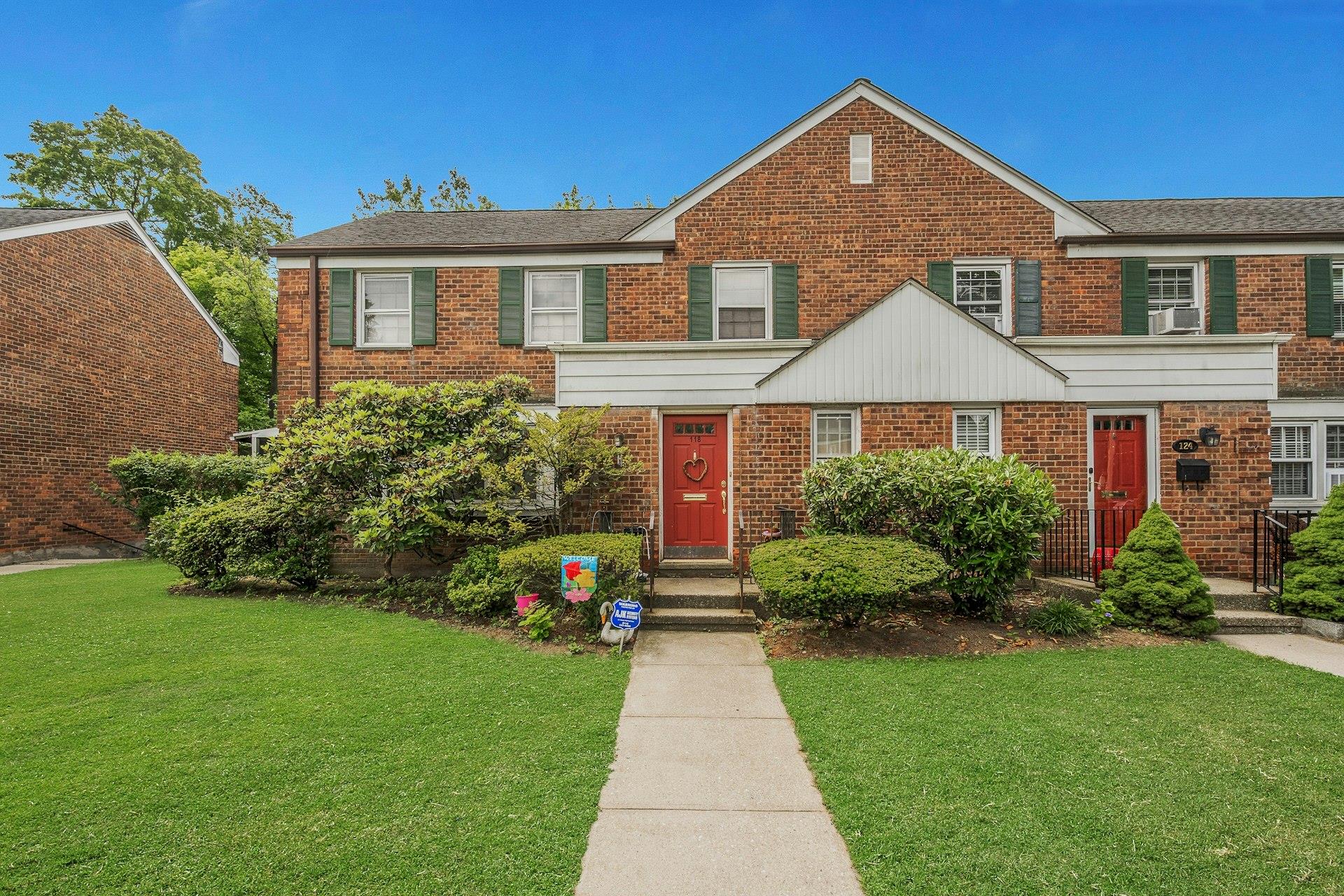 #1 photo, 118 Robins Road, 뉴욕주 New Rochelle , NY 10801