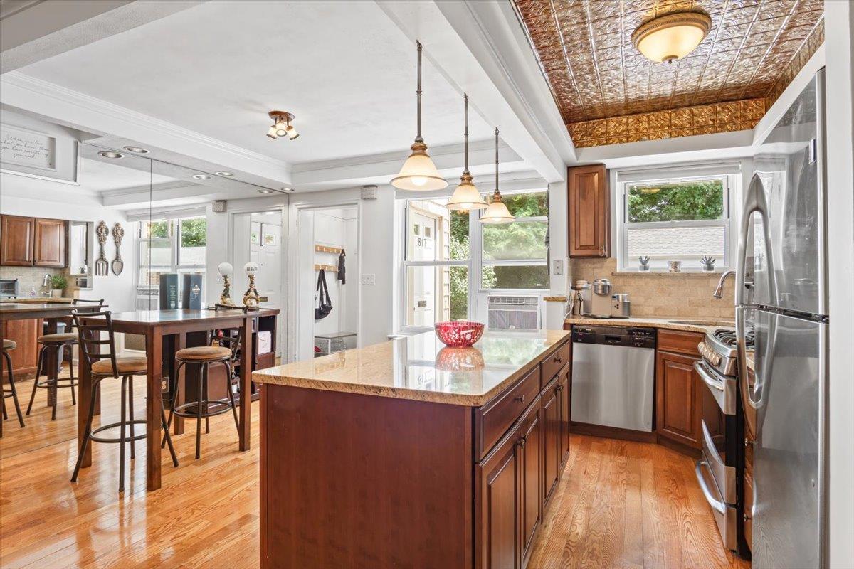 #3 photo, 81 Edwards Street, Roslyn Heights , NY 11577