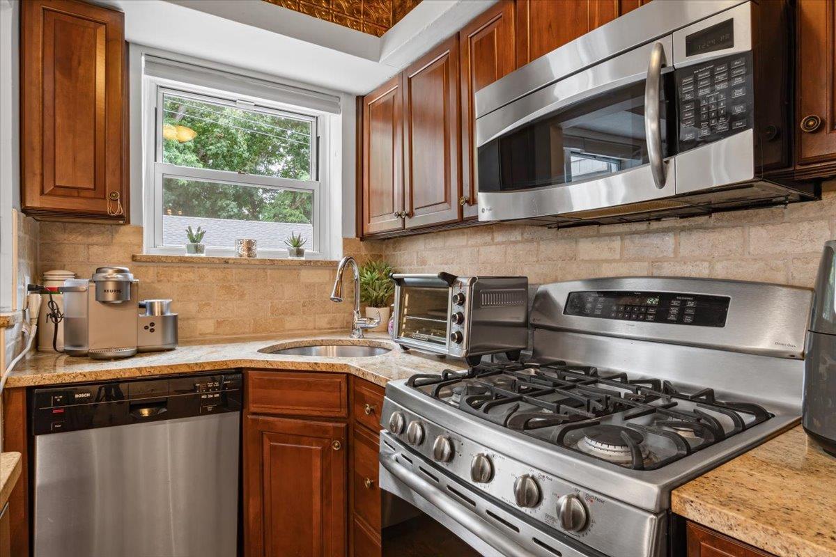 #6 photo, 81 Edwards Street, Roslyn Heights , NY 11577