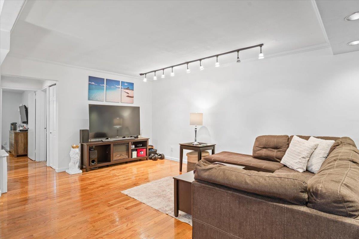 #8 photo, 81 Edwards Street, Roslyn Heights , NY 11577