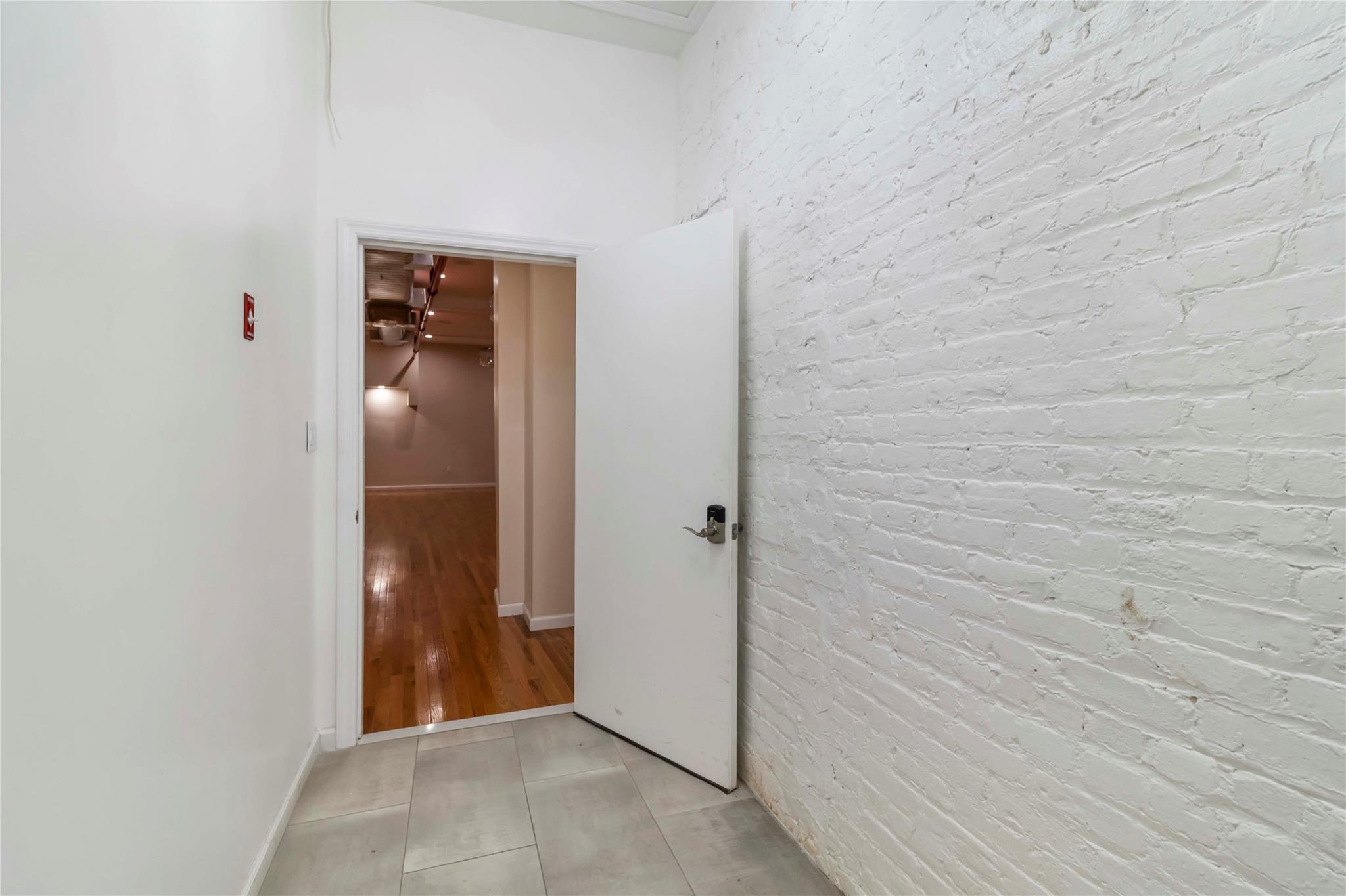 #3 photo, 212-26 Jamaica Avenue, クイーンズ区 Queens Village , NY 11428