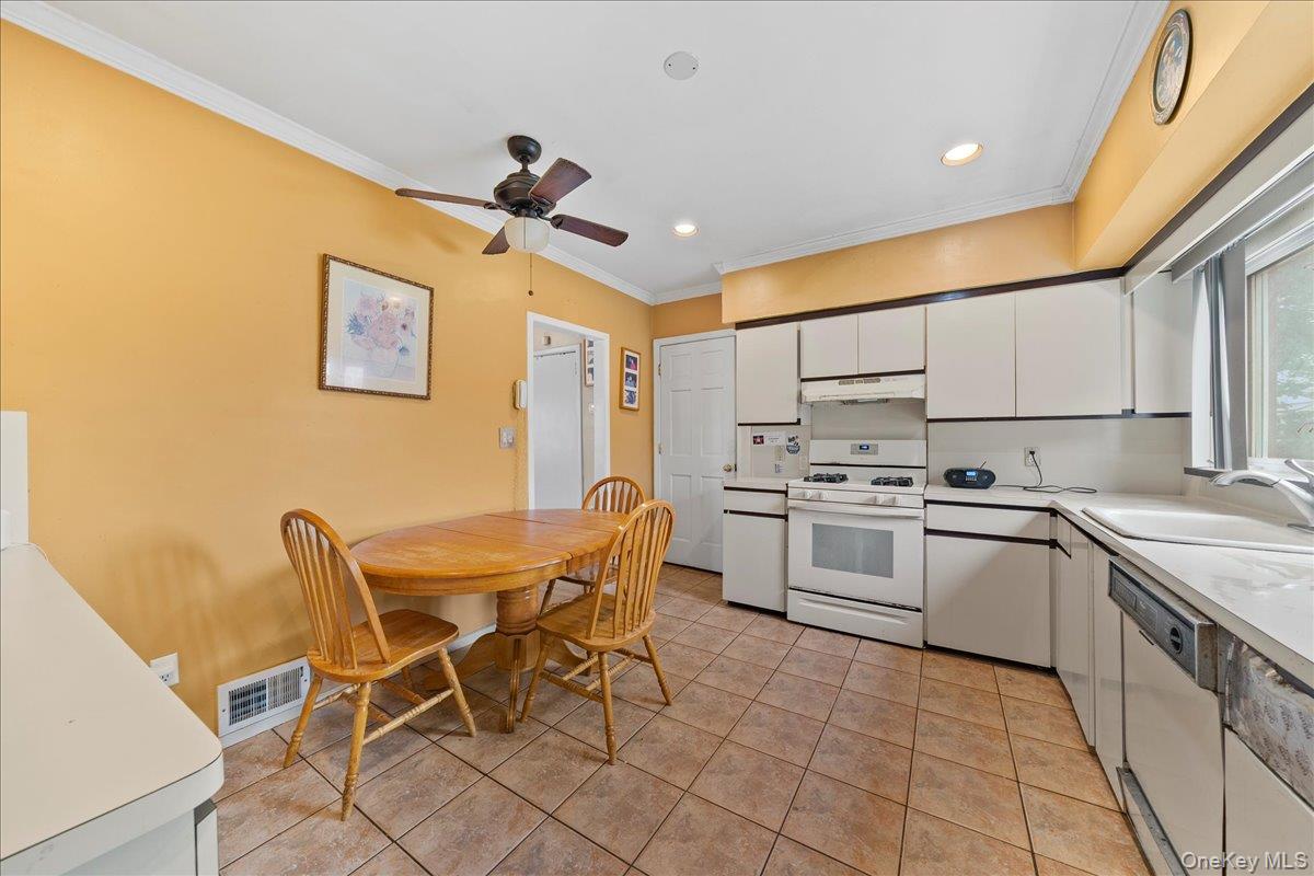 #11 photo, 159 Branch Avenue, Freeport , NY 11520