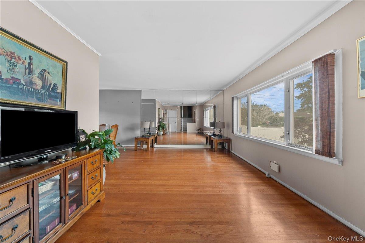 #4 photo, 159 Branch Avenue, Freeport , NY 11520