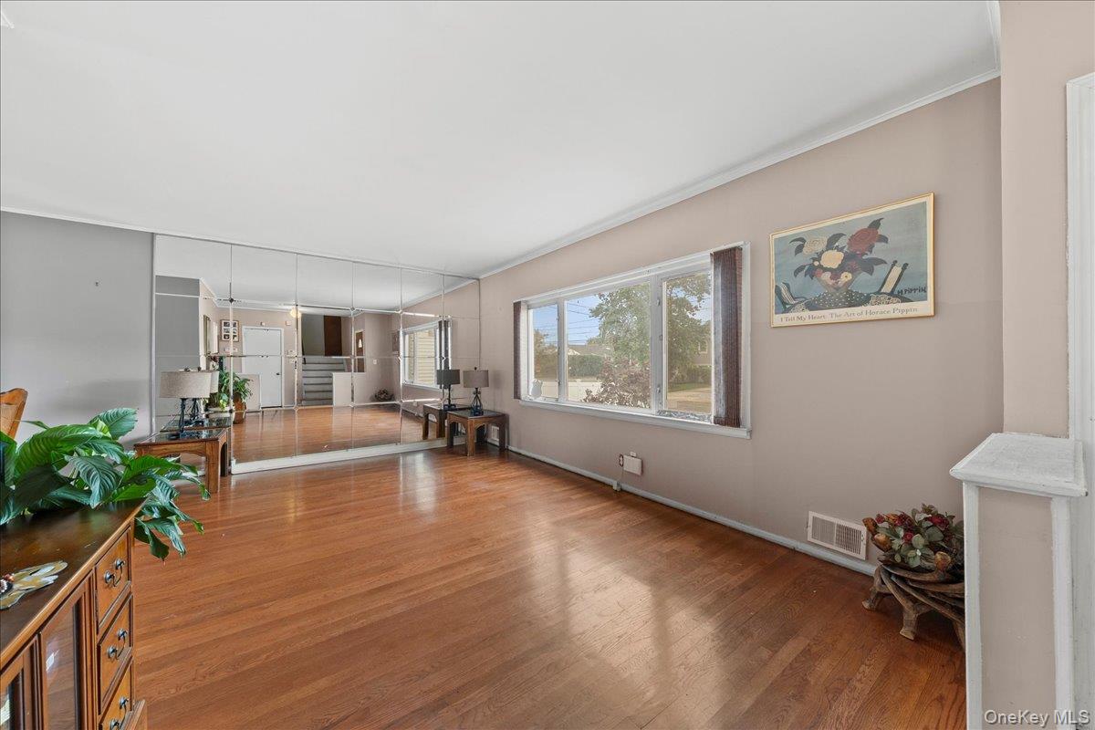 #5 photo, 159 Branch Avenue, Freeport , NY 11520