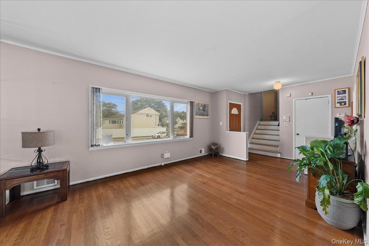 #8 photo, 159 Branch Avenue, Freeport , NY 11520