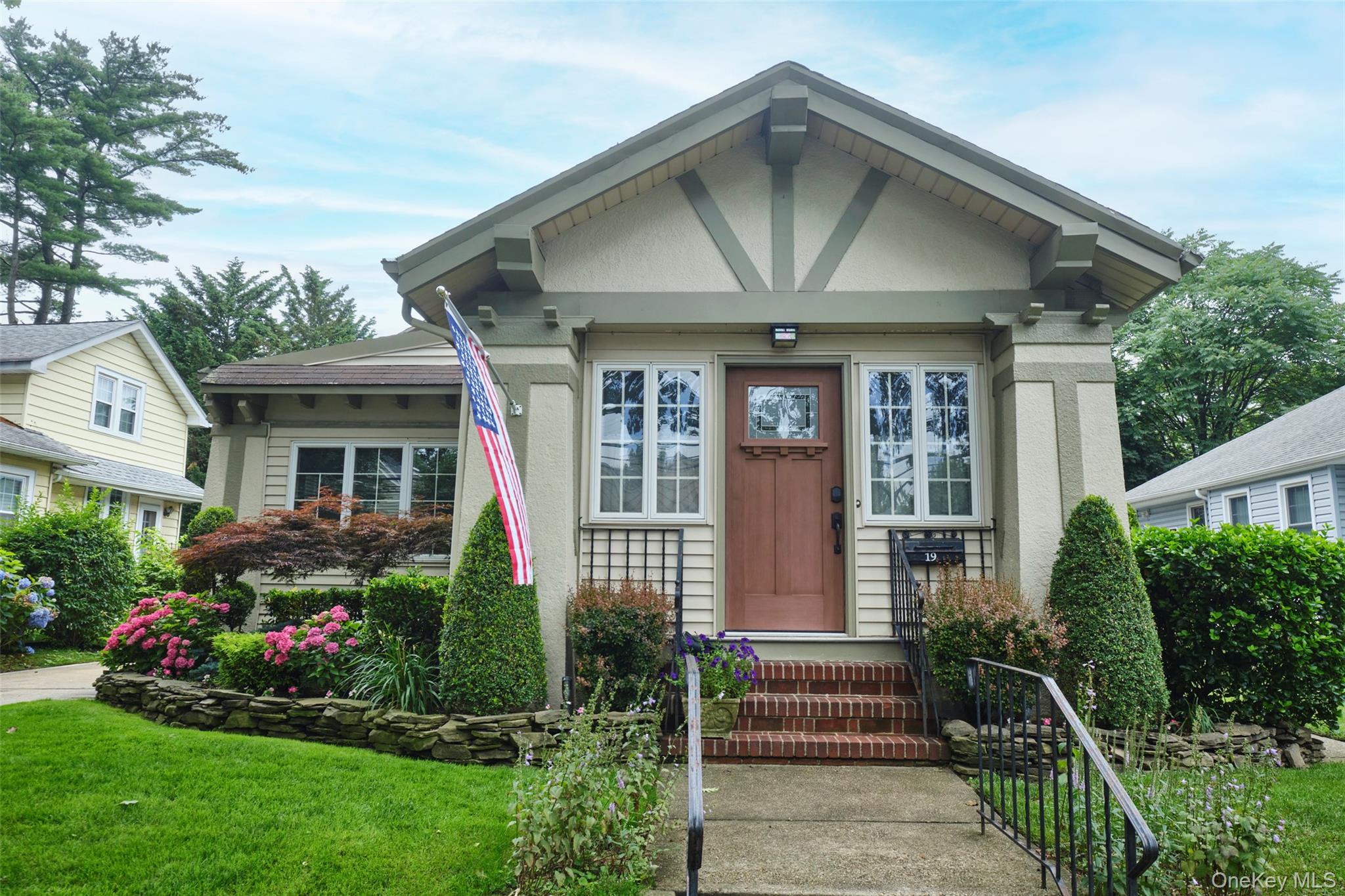 #1 photo, 19 Superior Road, 長島 花卉園 Bellerose Village , NY 11001