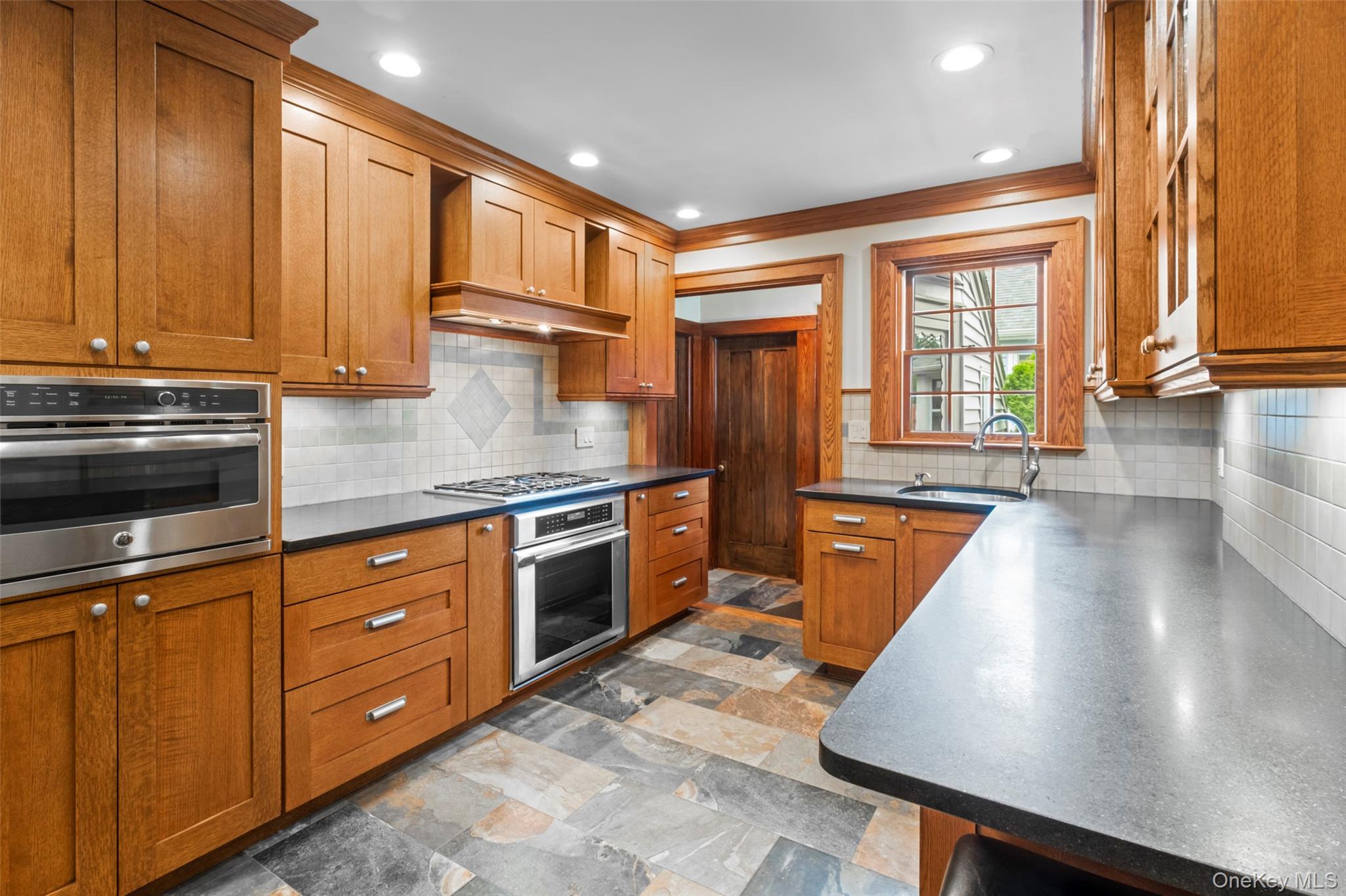 #20 photo, 19 Superior Road, 長島 花卉園 Bellerose Village , NY 11001